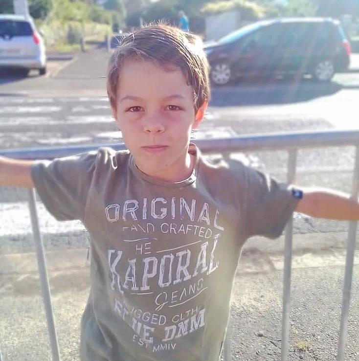 Noé participe au concours pour gagner de l'argent avec cette photo : asphalt, car, chin, cool, eye, forehead, fun, grass, happy, land_vehicle, mammal, morning, person, sleeve, t_shirt, tire, tree, vehicle, vehicle_door, vertebrate