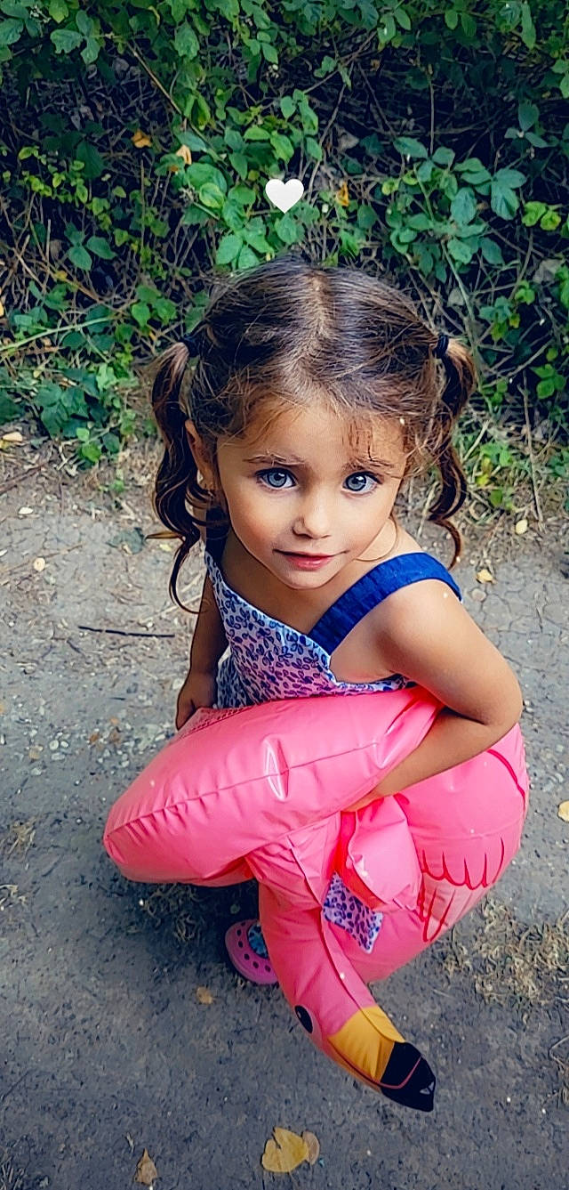 Maddy participe au concours pour gagner de l'argent avec cette photo : baby_toddler_clothing, cool, dress, eye, face, grass, hair, happy, head, human_body, iris, leisure, lip, people_in_nature, person, pink, plant, skin, summer, toddler