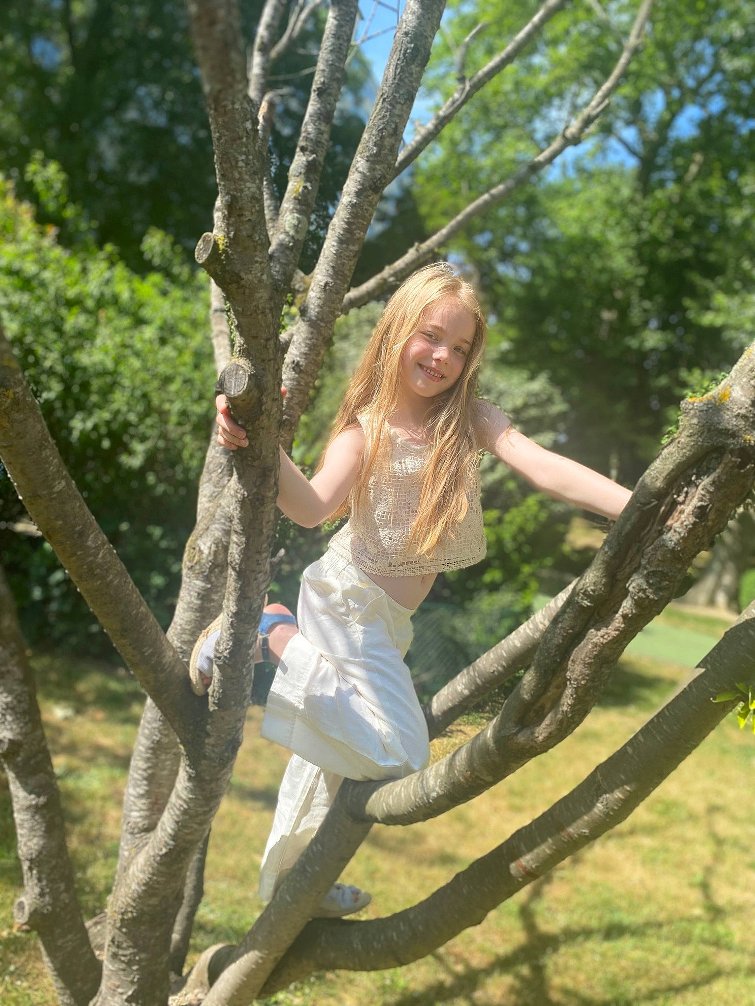 Louise a rejoint le concours — aidez-le/la à gagner de superbes lots ! branch, forest, fun, grass, happy, joy, leisure, long_hair, people_in_nature, person, plant, sky, smile, thigh, tree, trunk, twig, waist, wood, woodland