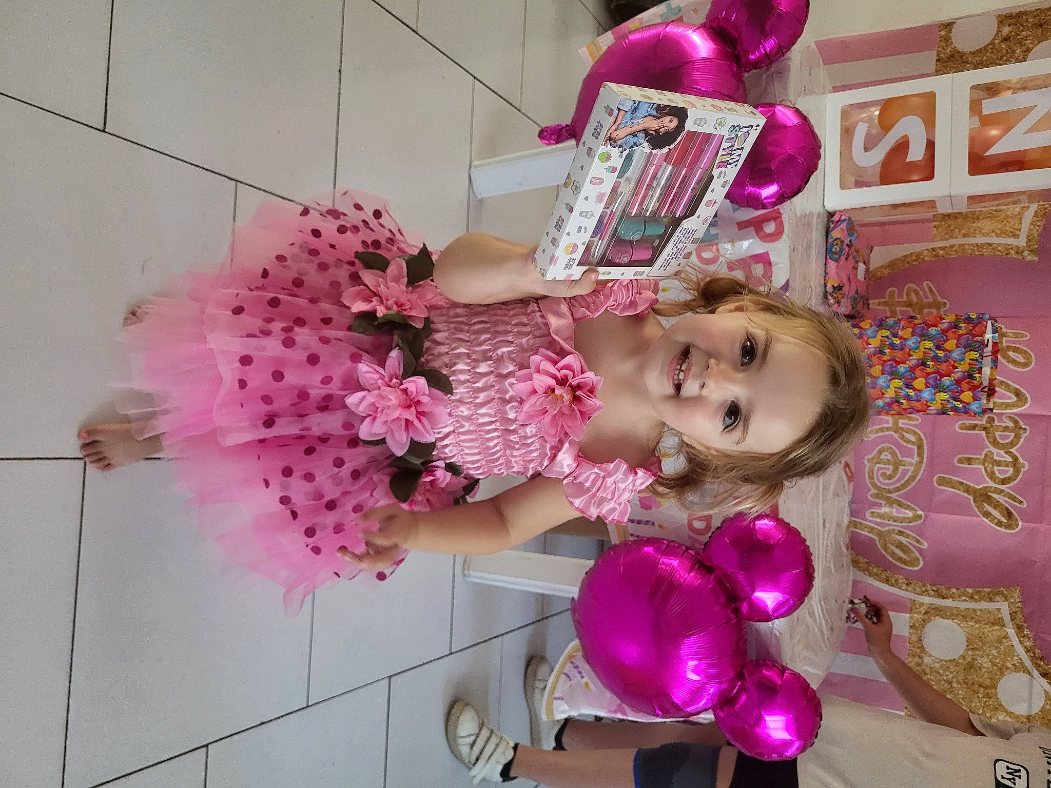 Alicia a rejoint le concours — aidez-le/la à gagner de superbes lots ! balloon, child, dress, embellishment, event, eyelash, fun, happy, joy, magenta, party_supply, peach, person, petal, pink, plant, purple, room, smile, toddler