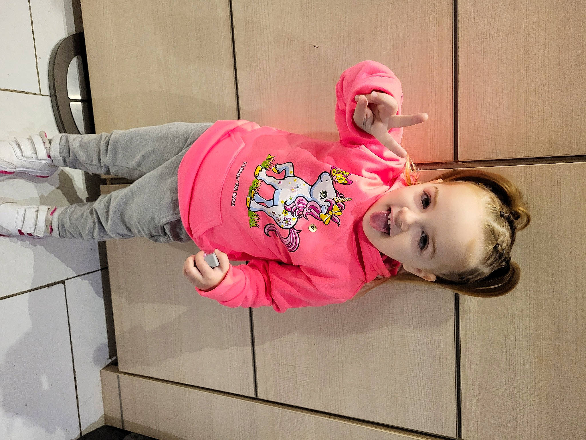 Alicia a rejoint le concours — aidez-le/la à gagner de superbes lots ! baby_toddler_clothing, carmine, child, costume, fun, hat, helmet, human_leg, joy, magenta, person, pink, plant, sleeve, t_shirt, thigh, toddler, wood