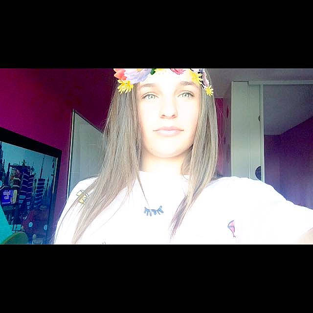 Lola participe au concours pour gagner de l'argent avec cette photo : beauty, black_hair, blond, cool, ear, eye, eyebrow, face, forehead, girl, hair, hair_coloring, hairstyle, head, human_hair_color, long_hair, organ, person, pink, purple