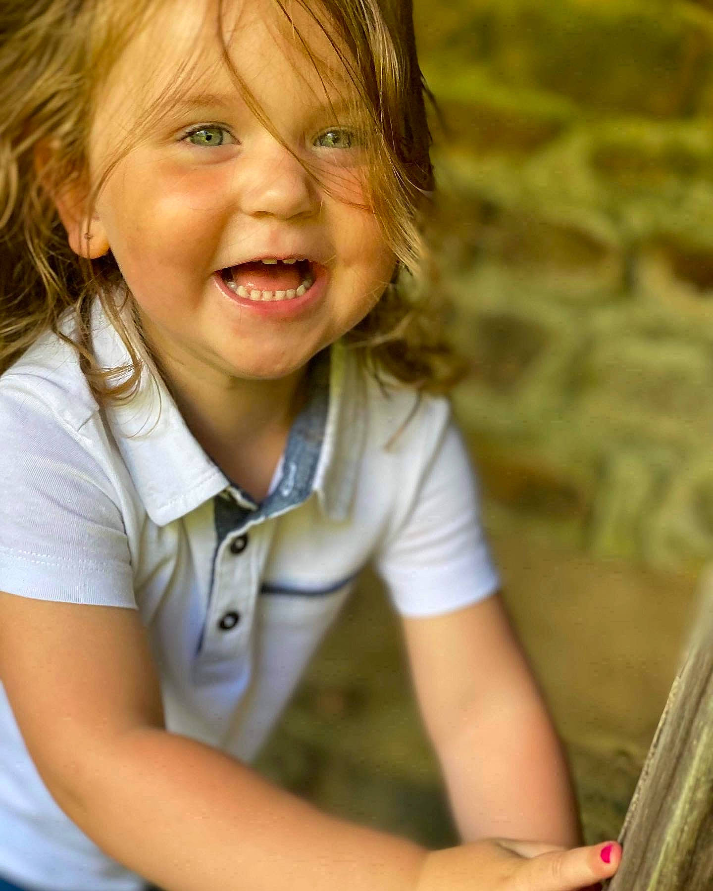 Anaë participe au concours pour gagner de l'argent avec cette photo : cheek, chin, finger, flash_photography, fun, grass, hand, happy, human, iris, lip, nose, organ, people_in_nature, person, photograph, skin, sleeve, smile, sunlight