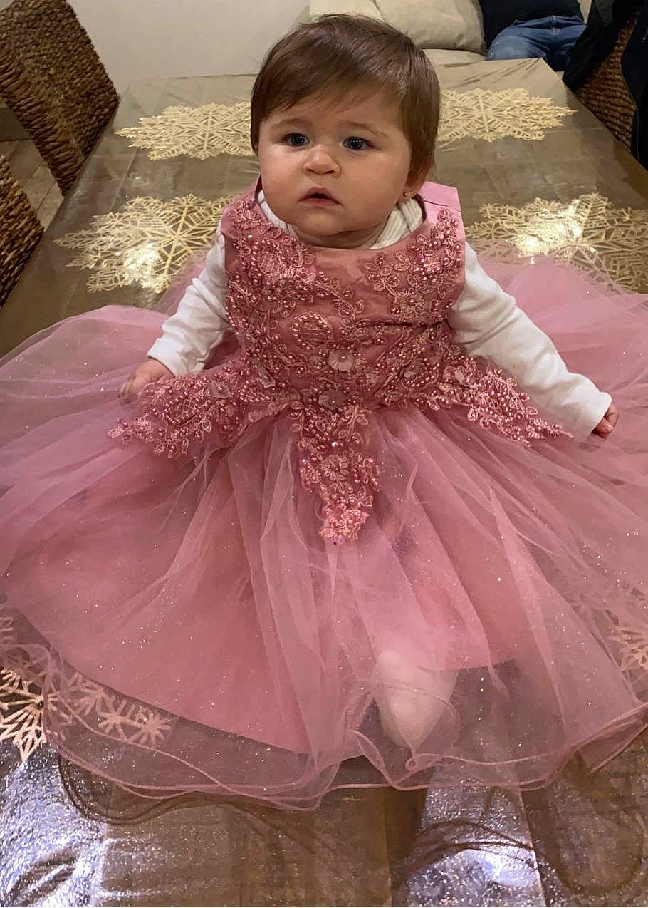 Itryna a rejoint le concours — aidez-le/la à gagner de superbes lots ! baby, baby_toddler_clothing, beauty, bridal_accessory, child, dress, embellishment, face, formal_wear, hairstyle, happy, head, iris, magenta, person, pink, purple, ruffle, skin, sleeve