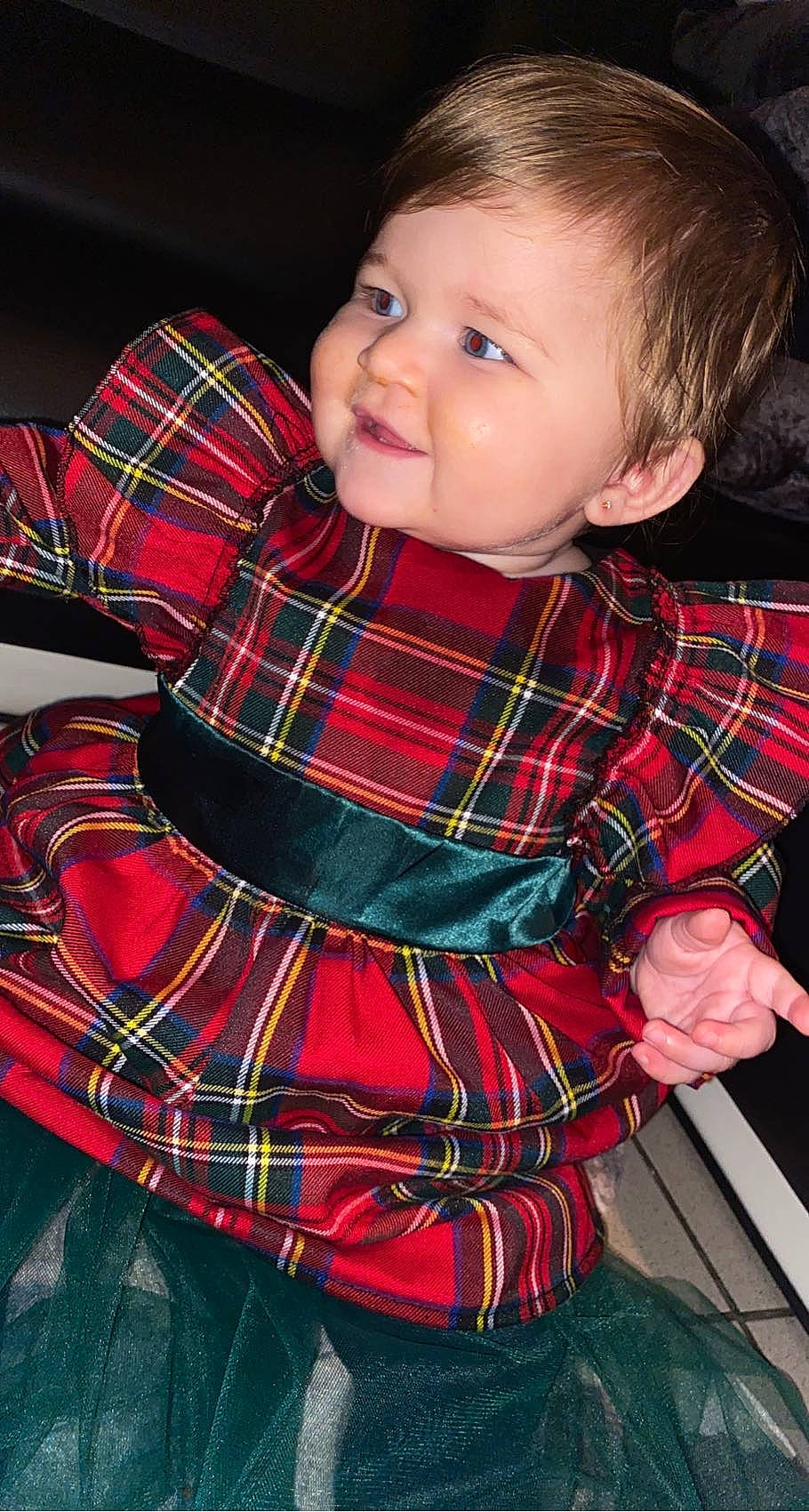 Itryna participe au concours pour gagner de l'argent avec cette photo : baby, baby_toddler_clothing, cheek, child, circle, collar, dress_shirt, eye, head, joy, pattern, person, plaid, plant, sitting, sleeve, smile, tartan, textile, toddler