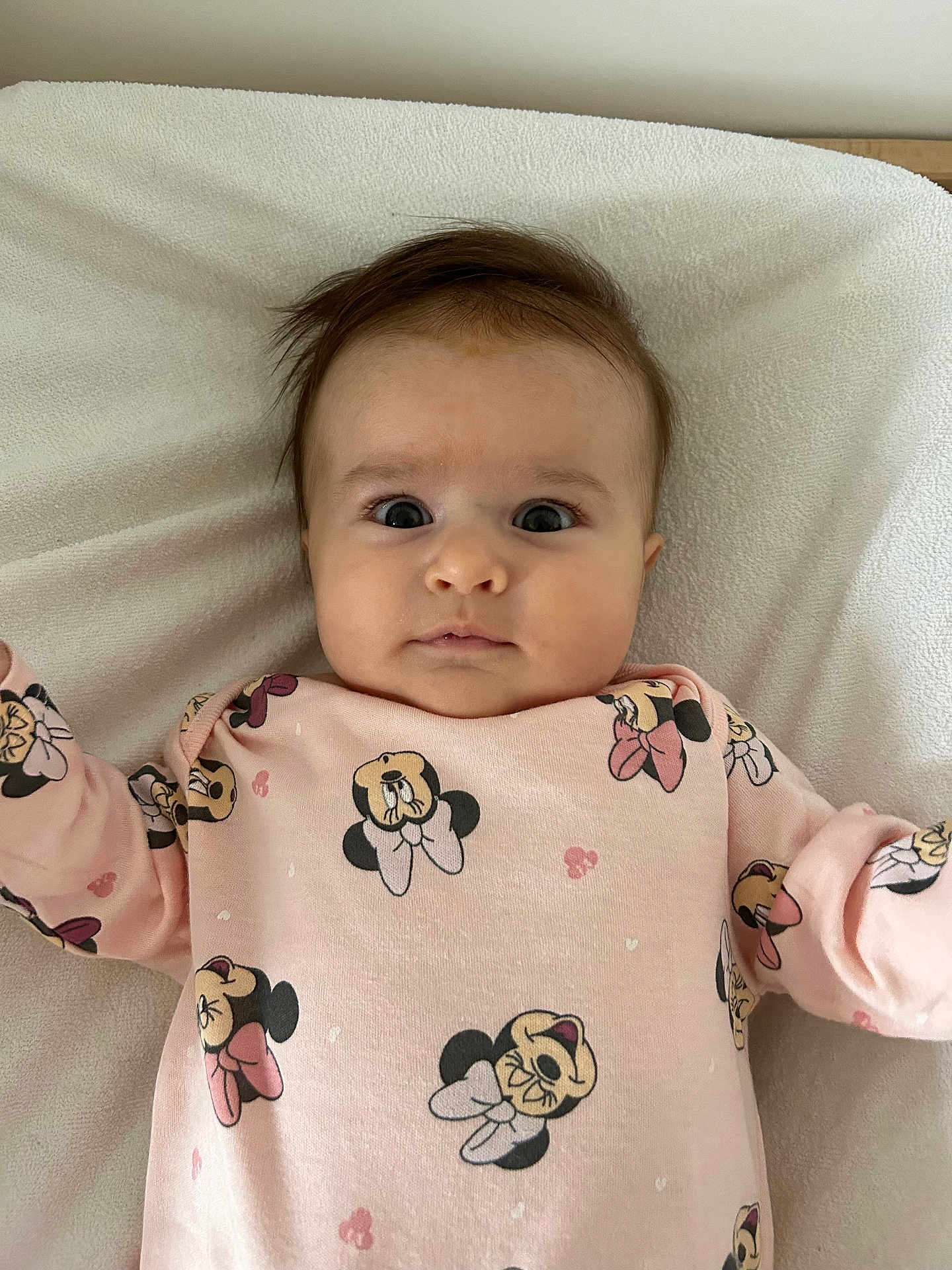 Haissy participe au concours pour gagner de l'argent avec cette photo : baby, infant, child, onesie, pink_clothing, minnie_mouse, blanket, lying_down, face, wide_eyes, cute, portrait, soft_texture, indoor, person, head, expression, young_child, sleepwear, toddler