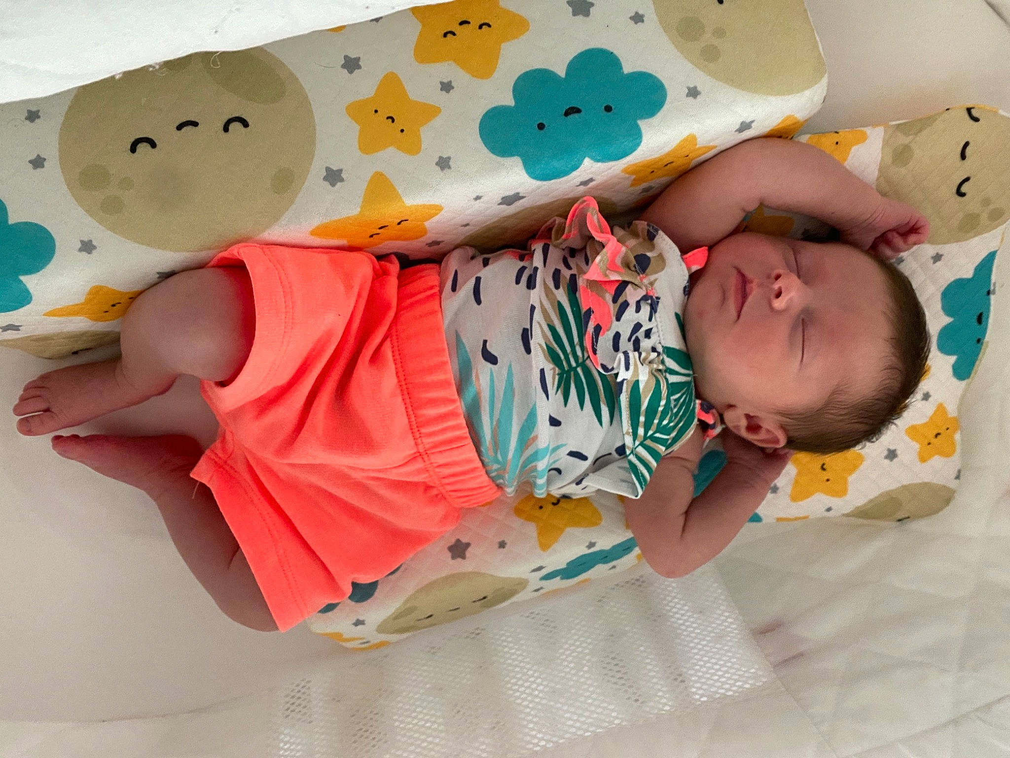 Lakyn is registered to the contest to win money with this photo: baby, baby_products, baby_toddler_clothing, bedtime, child, comfort, happy, linens, orange, pattern, person, pink, play, product, room, sleep, sleeve, t_shirt, textile, toddler