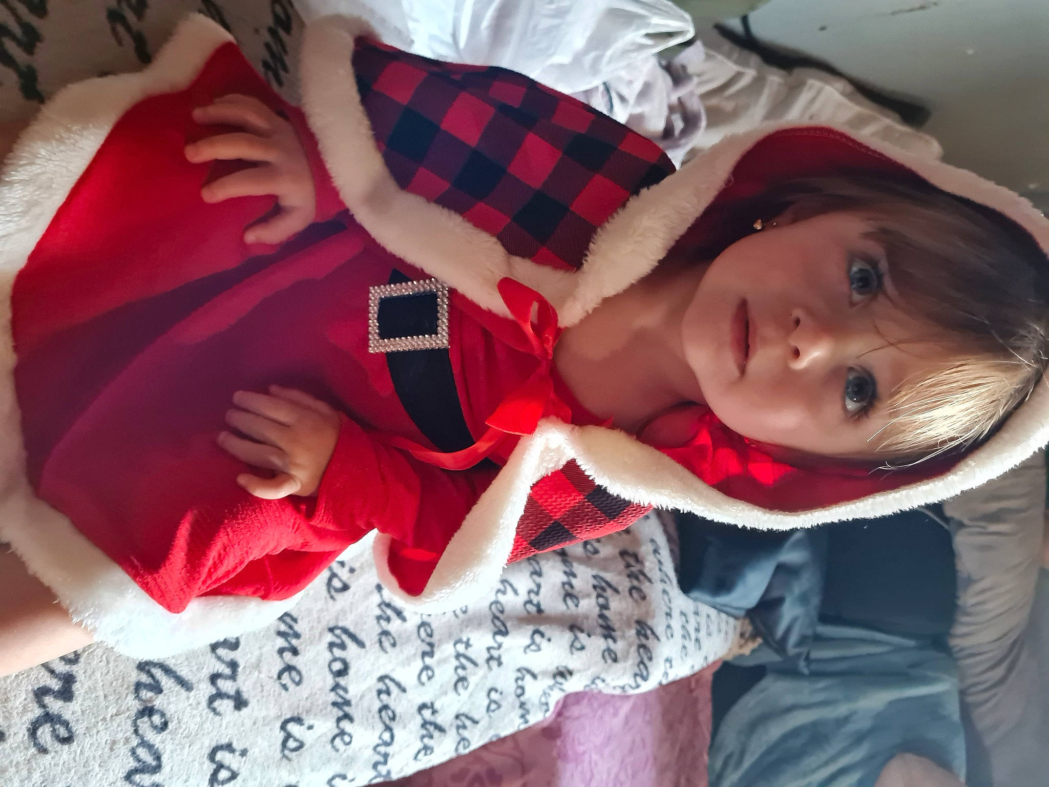 Rosy a rejoint le concours — aidez-le/la à gagner de superbes lots ! baby, carmine, child, event, fun, happy, human_leg, pattern, person, plaid, plant, red, skin, sleeve, smile, tartan, textile, thigh, toddler, tradition