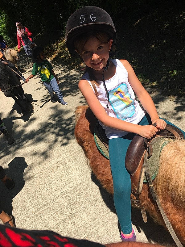 Lana a rejoint le concours — aidez-le/la à gagner de superbes lots ! adventure, child, fun, girl, headgear, horse, horse_like_mammal, mammal, person, recreation, vacation, vertebrate