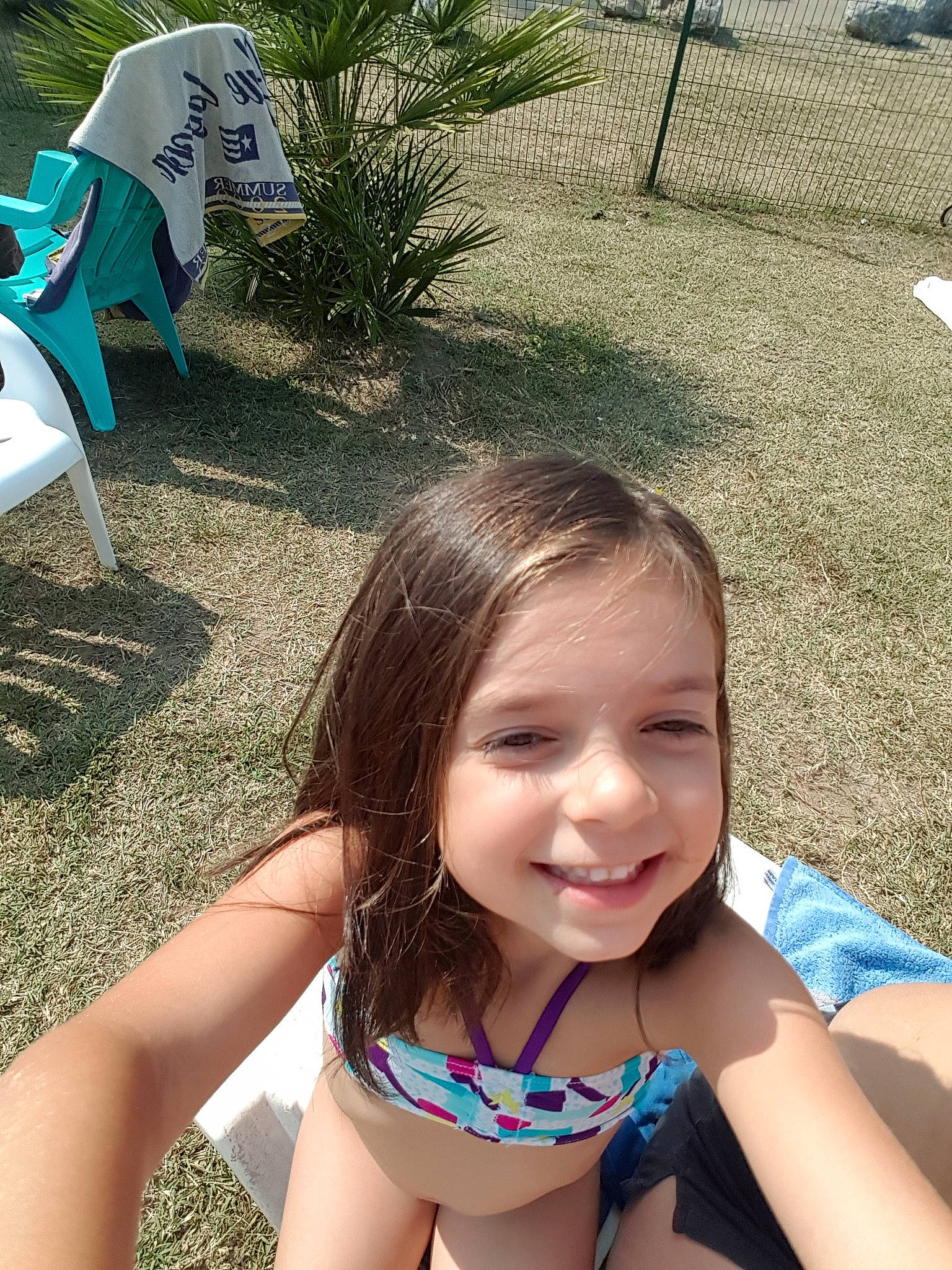 Manon a rejoint le concours — aidez-le/la à gagner de superbes lots ! child, day, fun, girl, grass, happiness, joy, leg, leisure, person, play, recreation, skin, smile, summer, sun_tanning, swimwear, toddler, vacation