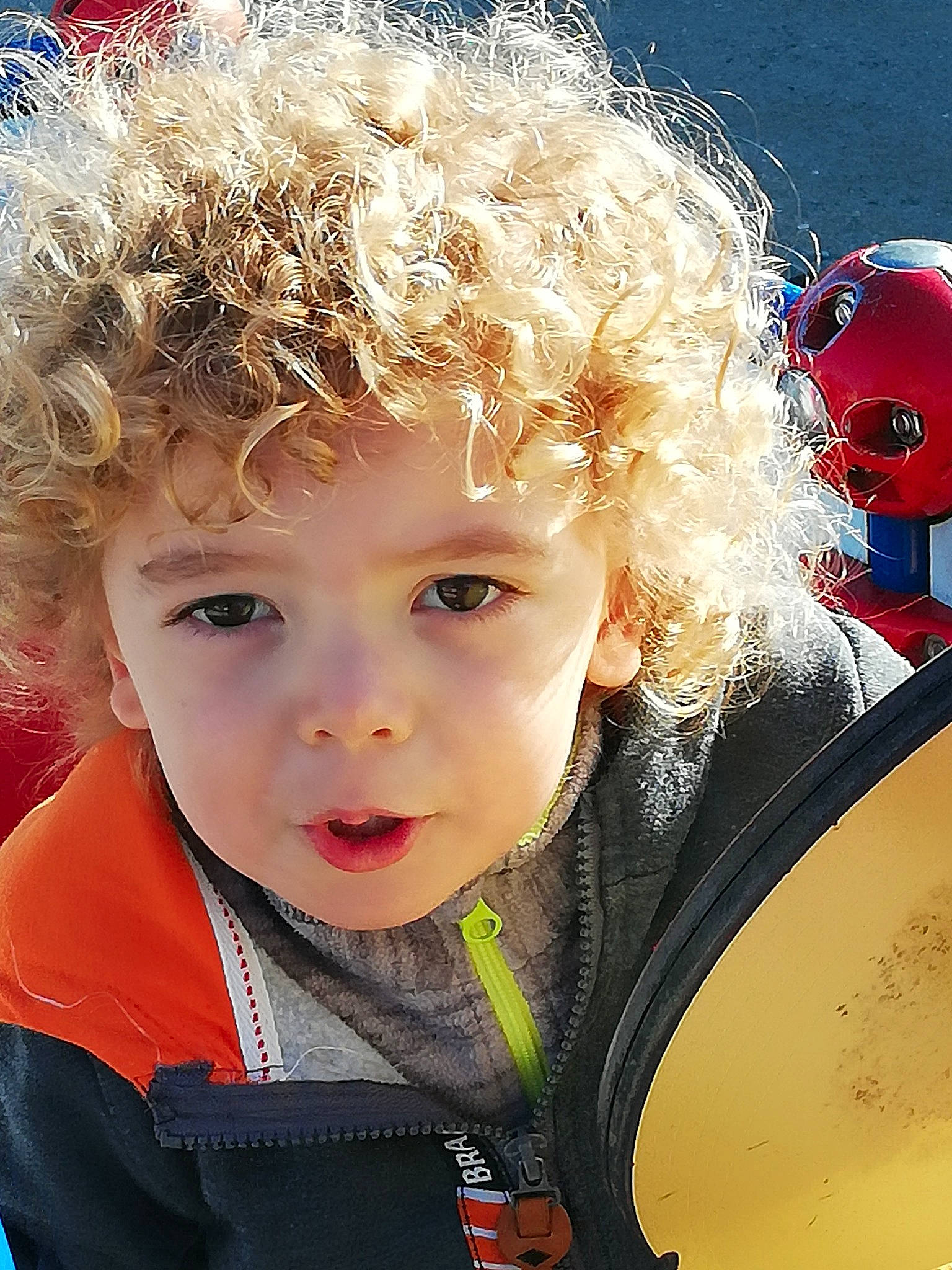 Sandro a rejoint le concours — aidez-le/la à gagner de superbes lots ! blond, boy, cheek, child, eye, face, forehead, fun, girl, hair_coloring, hairstyle, head, human_hair_color, nose, person, smile, toddler