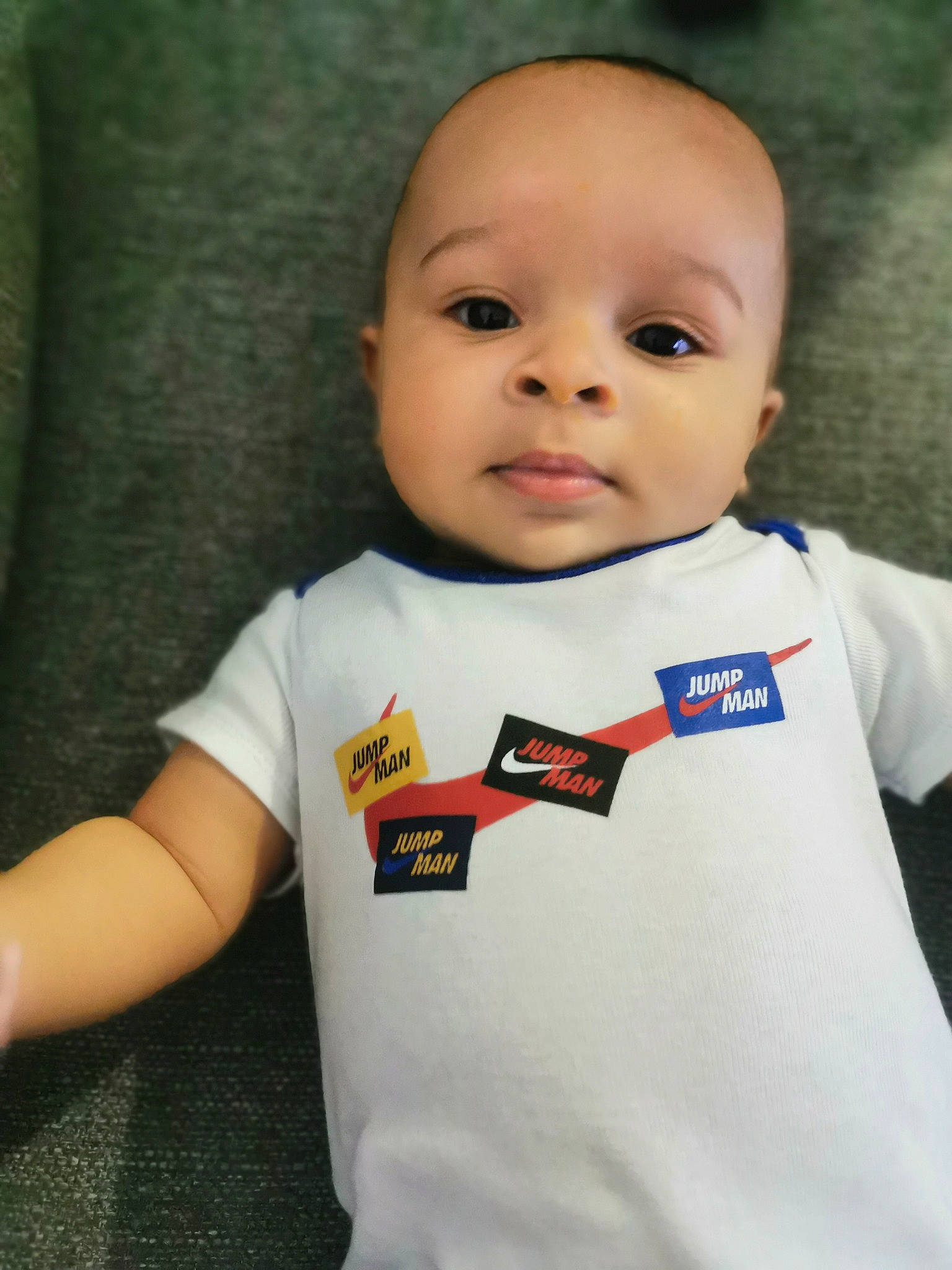 Noah a rejoint le concours — aidez-le/la à gagner de superbes lots ! baby, baby_toddler_clothing, cheek, child, chin, cool, eye, eyebrow, fun, gesture, happy, lip, long_sleeved_t_shirt, mammal, nose, person, skin, sleeve, smile, t_shirt