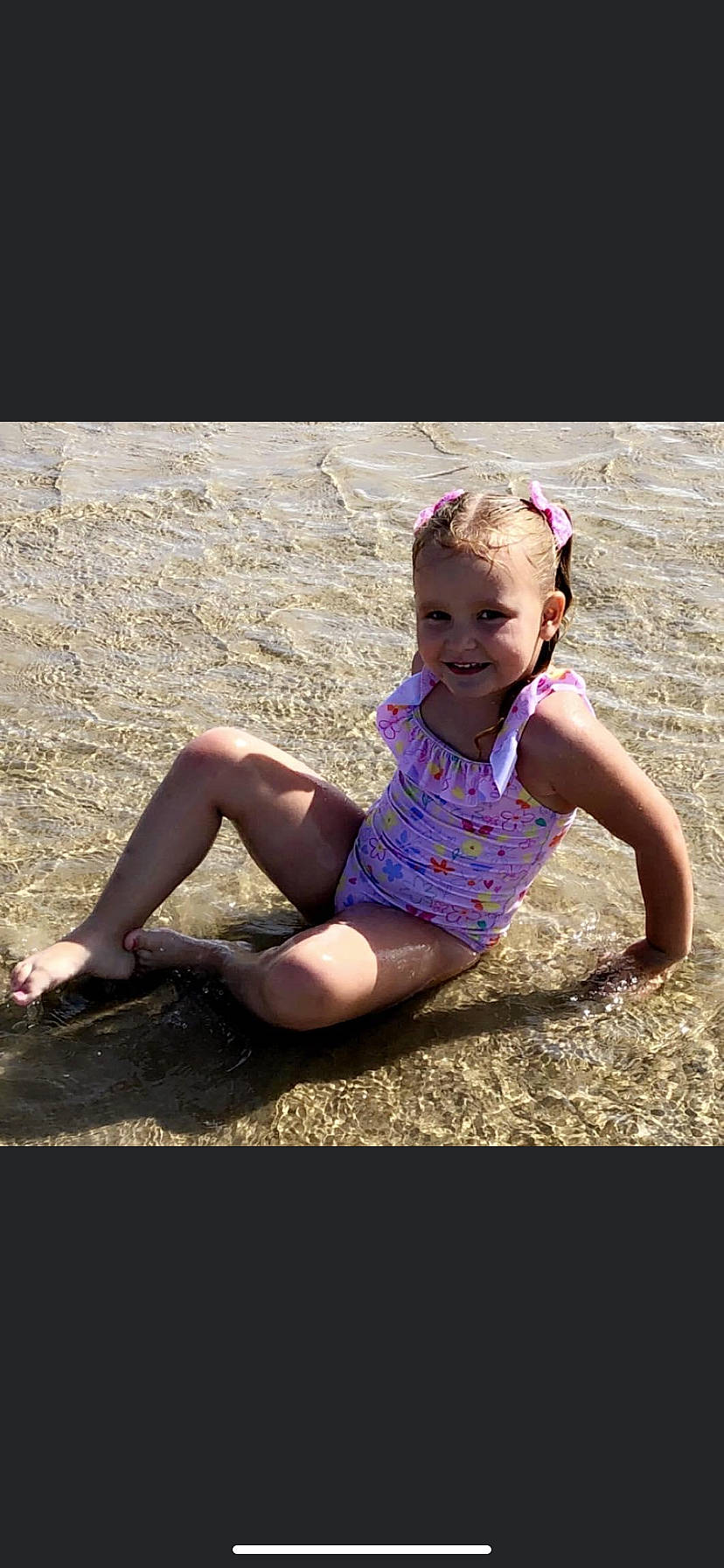 Lilou participe au concours pour gagner de l'argent avec cette photo : asphalt, barefoot, electric_blue, eyewear, flash_photography, foot, fun, grass, happy, human_leg, joy, knee, leisure, magenta, people_in_nature, person, sitting, smile, soil, thigh