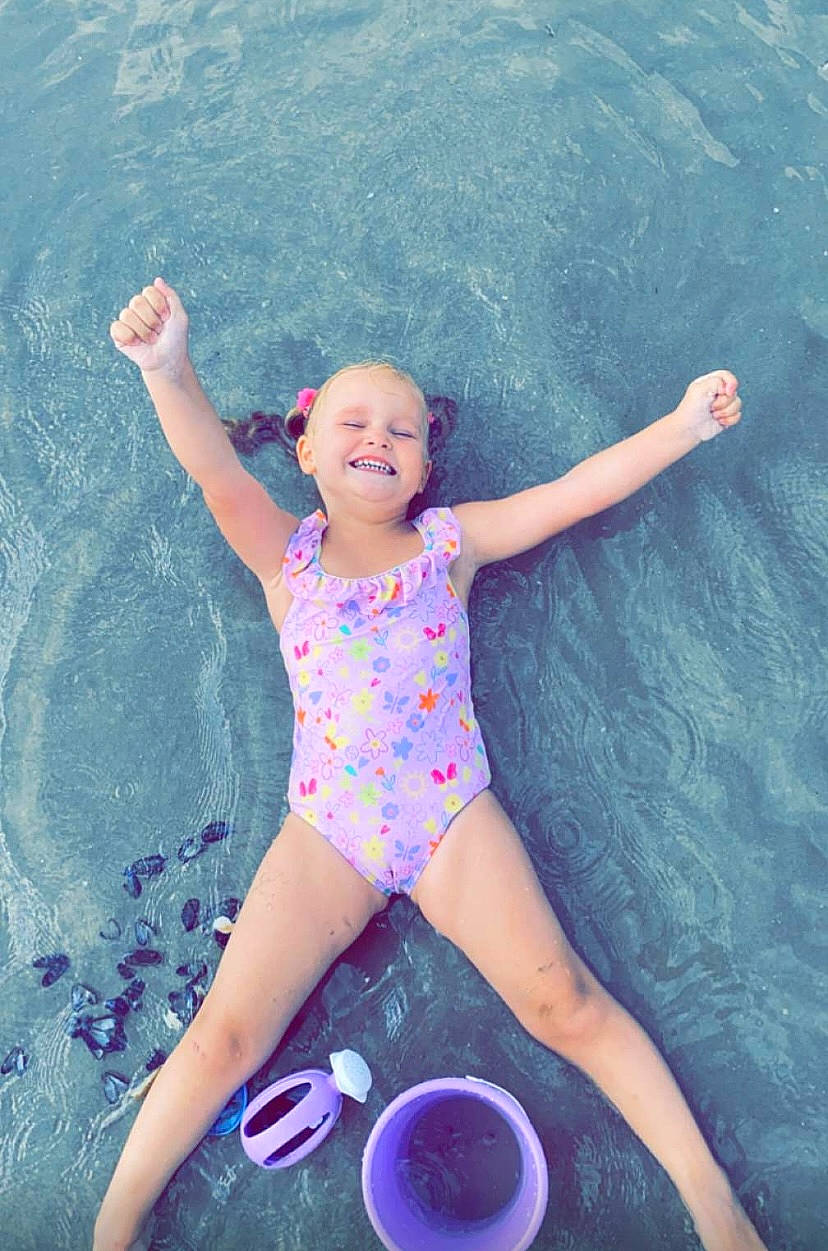 Lilou participe au concours pour gagner de l'argent avec cette photo : barefoot, electric_blue, eye, flash_photography, fun, happy, head, human_leg, joy, leg, leisure, magenta, one_piece_swimsuit, people_in_nature, person, pink, purple, smile, summer, swimwear