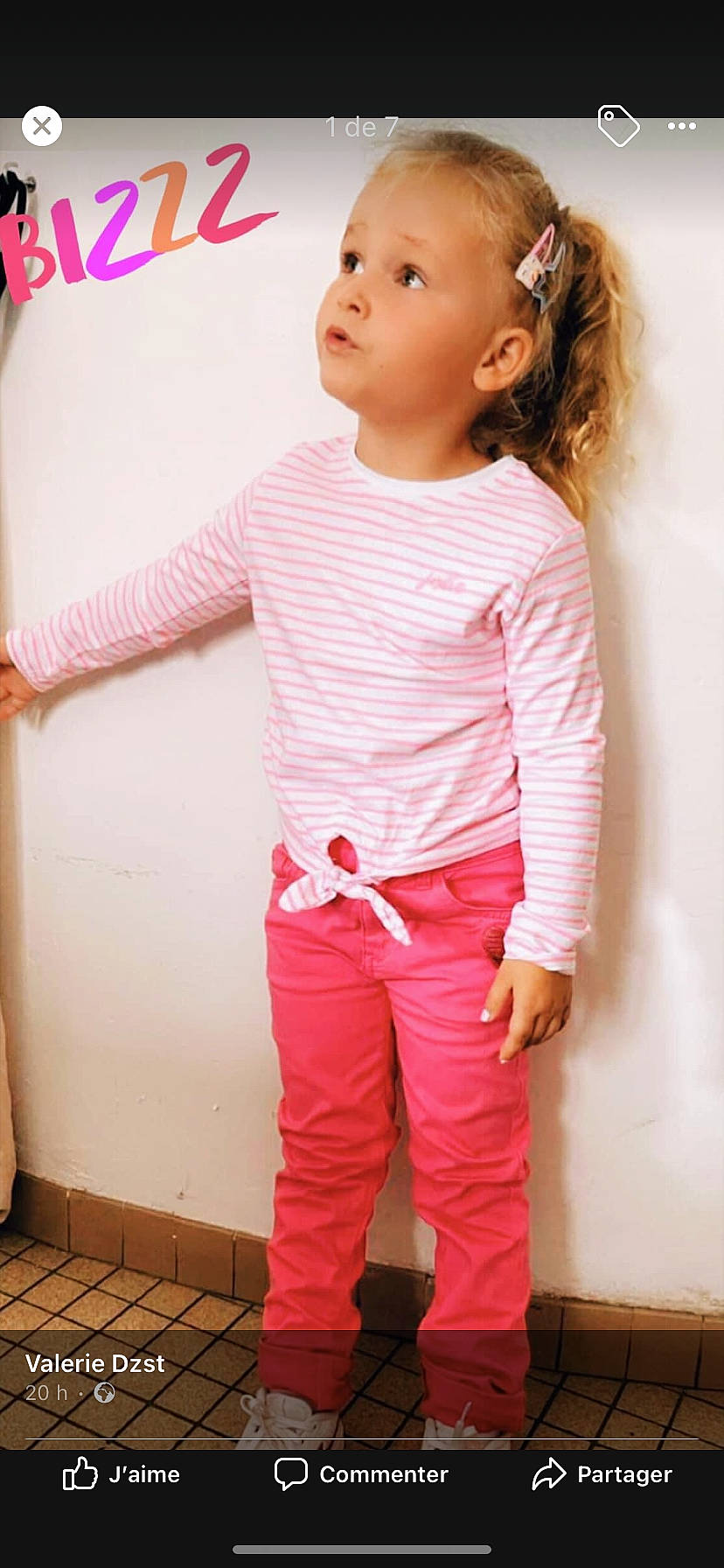 Lilou a rejoint le concours — aidez-le/la à gagner de superbes lots ! baby_toddler_clothing, child, clothing, collar, dress_shirt, fashion_design, gesture, happy, magenta, neck, pattern, peach, person, pink, red, sleeve, t_shirt, thigh, toddler, top