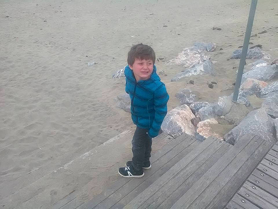 Lukas a rejoint le concours — aidez-le/la à gagner de superbes lots ! beach, child, fun, girl, joy, leisure, person, play, puddle, recreation, sand, standing, toddler, vacation, water