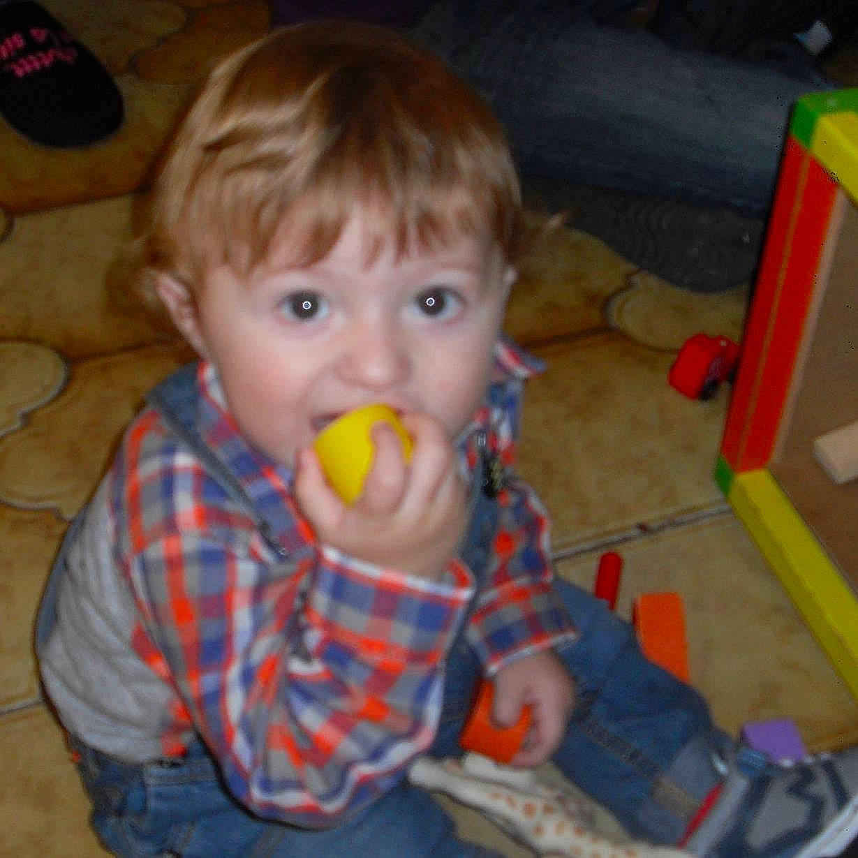 Lukas a rejoint le concours — aidez-le/la à gagner de superbes lots ! boy, cheek, child, eating, eye, face, fun, head, infant, iris, mouth, nose, person, play, product, smile, toddler, toy