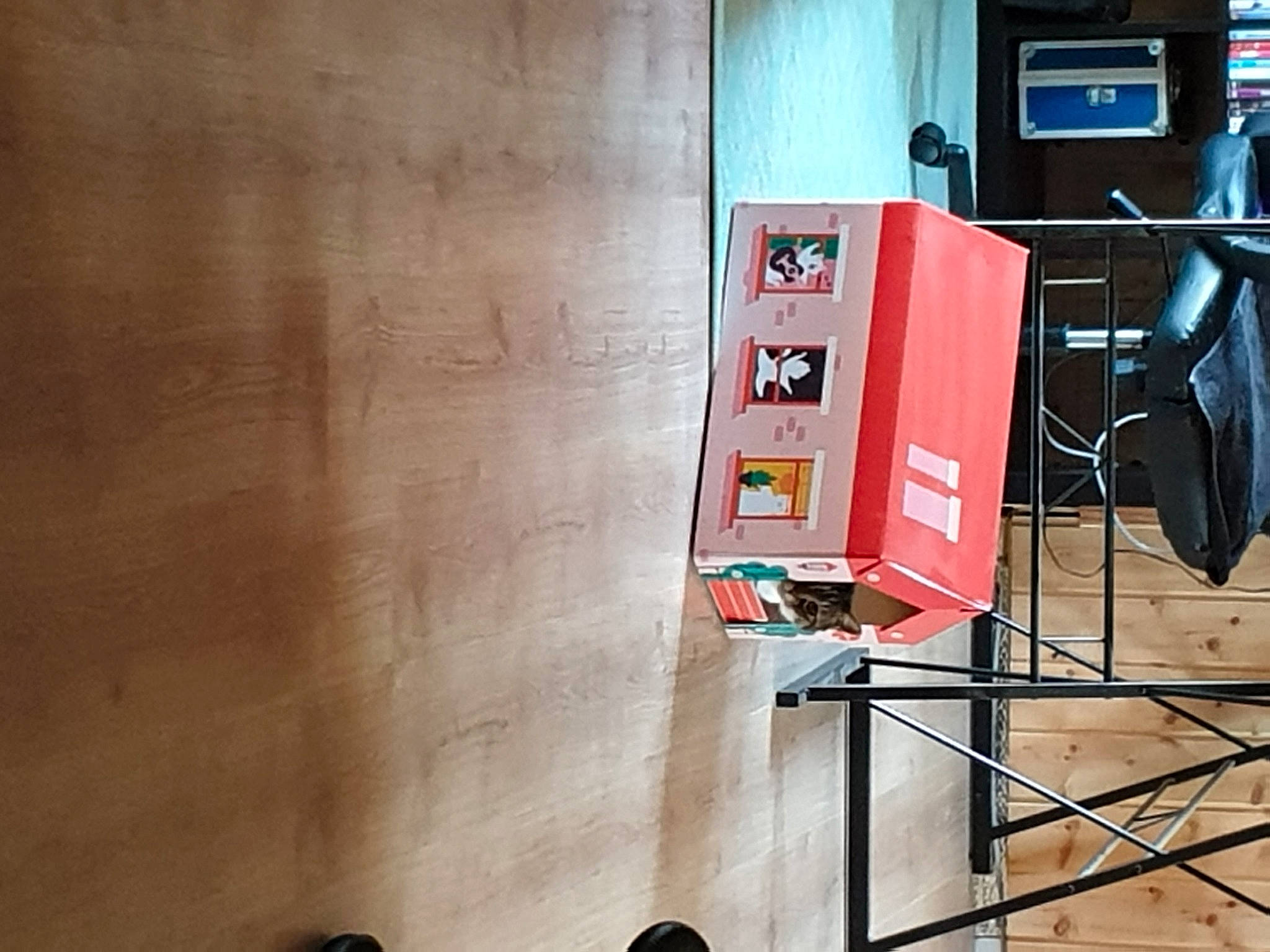 Cactus participe au concours pour gagner de l'argent avec cette photo : audio_equipment, building, display_device, flooring, font, hardwood, machine, microphone_stand, plywood, room, tripod, visual_arts, wood