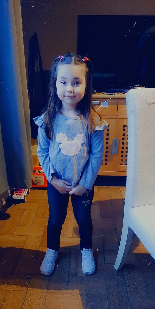 Heaven a rejoint le concours — aidez-le/la à gagner de superbes lots ! beauty, blue, electric_blue, eye, face, fun, hair, hairstyle, head, human_leg, joint, joy, knee, leg, person, purple, shoe, shoulder, smile, standing