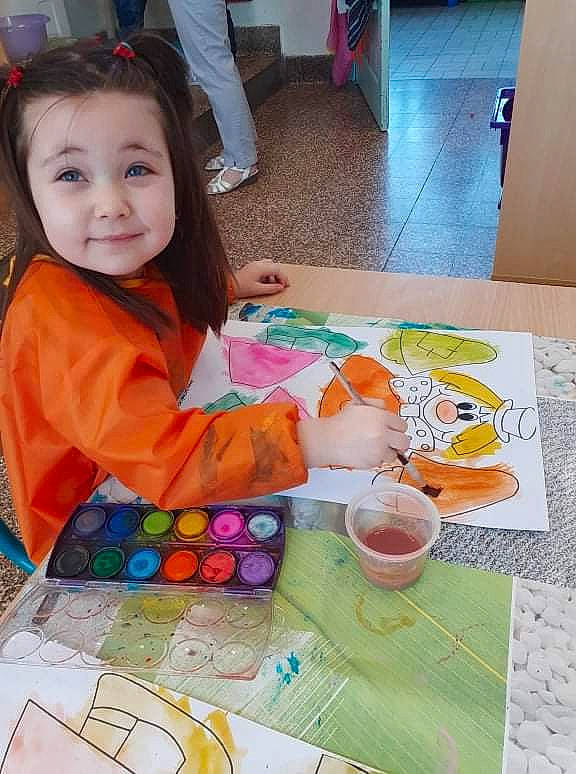 Heaven a rejoint le concours — aidez-le/la à gagner de superbes lots ! art, chair, community, cup, food, joy, leisure, orange, paint, pattern, person, plate, play, recreation, sharing, smile, t_shirt, table, tableware, textile