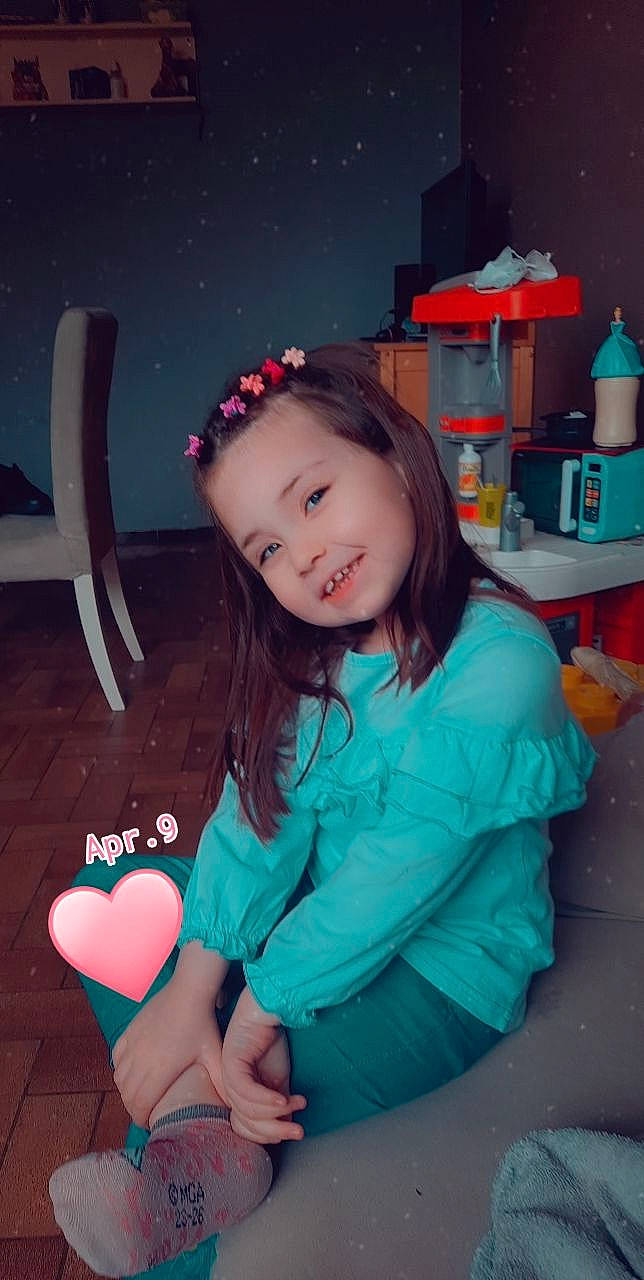 Heaven a rejoint le concours — aidez-le/la à gagner de superbes lots ! arm, beauty, child, clothing, eye, flash_photography, fun, hairstyle, happy, human_body, iris, joy, knee, organ, person, pink, skin, sleeve, smile, standing