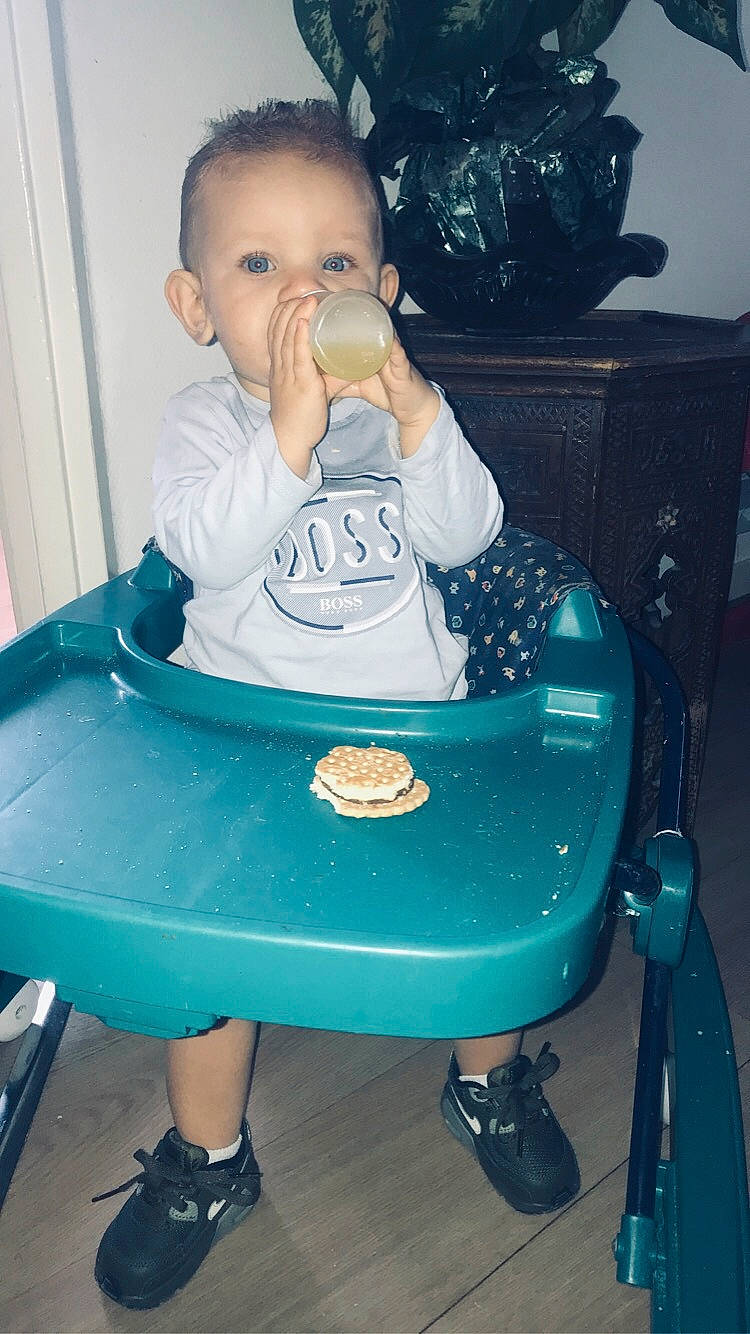 Marlon a rejoint le concours — aidez-le/la à gagner de superbes lots ! baby, child, person, sitting, toddler, water