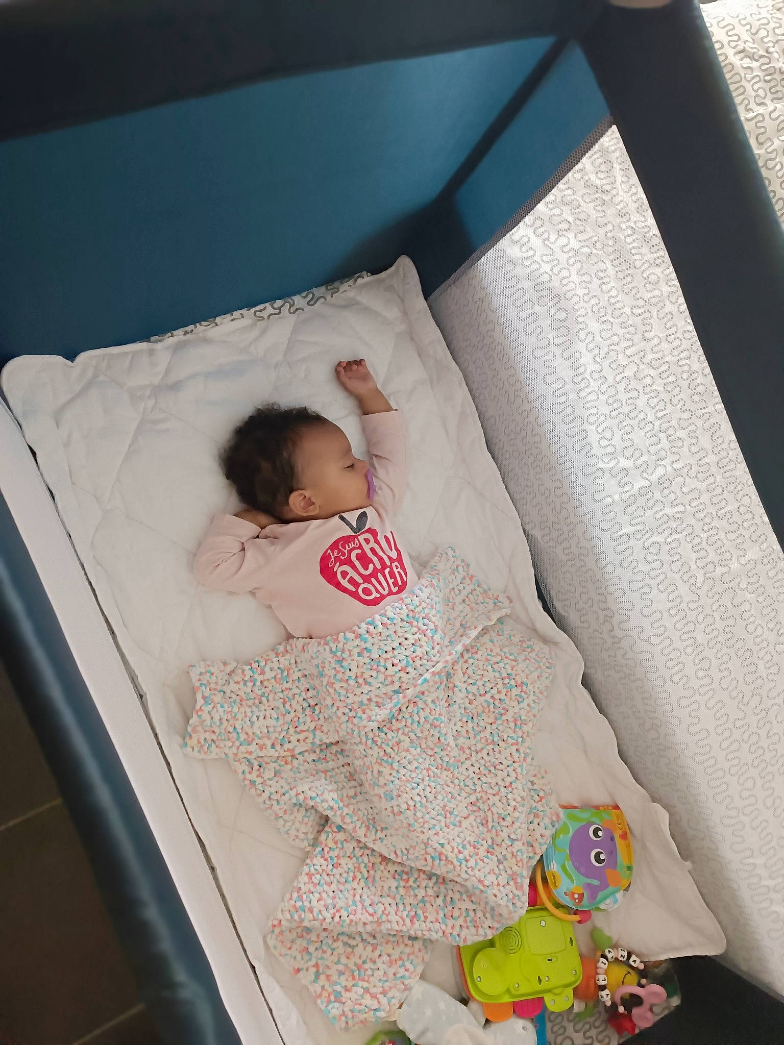 Yliana a rejoint le concours — aidez-le/la à gagner de superbes lots ! automotive_design, baby, baby_products, baby_safety, baby_sleeping, baby_toddler_clothing, bed, bedding, bedtime, child, comfort, cradle, infant_bed, linens, nap, person, room, sleep, textile, toddler