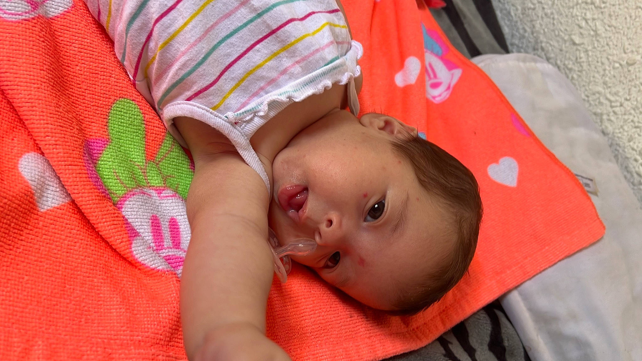 Emilia participe au concours pour gagner de l'argent avec cette photo : baby, baby_products, baby_toddler_clothing, cheek, child, comfort, eye, fun, grass, happy, leaf, lip, magenta, mouth, nose, orange, pattern, person, pink, skin