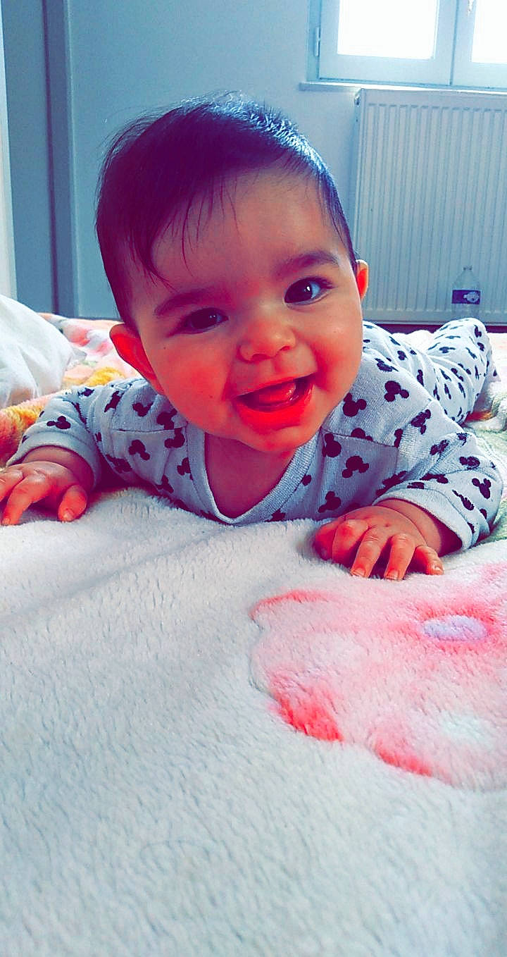 Meziane participe au concours pour gagner de l'argent avec cette photo : baby, baby_laughing, baby_products, baby_toddler_clothing, cheek, child, comfort, face, facial_expression, human, joy, laugh, linens, mouth, nightwear, nose, person, skin, smile, textile