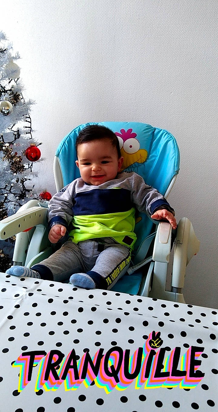 Meziane a rejoint le concours — aidez-le/la à gagner de superbes lots ! baby, baby_products, baby_toddler_clothing, child, christmas, christmas_decoration, christmas_eve, christmas_ornament, christmas_tree, comfort, holiday, holiday_ornament, human_body, joy, lap, nose, ornament, person, polka_dot, sitting