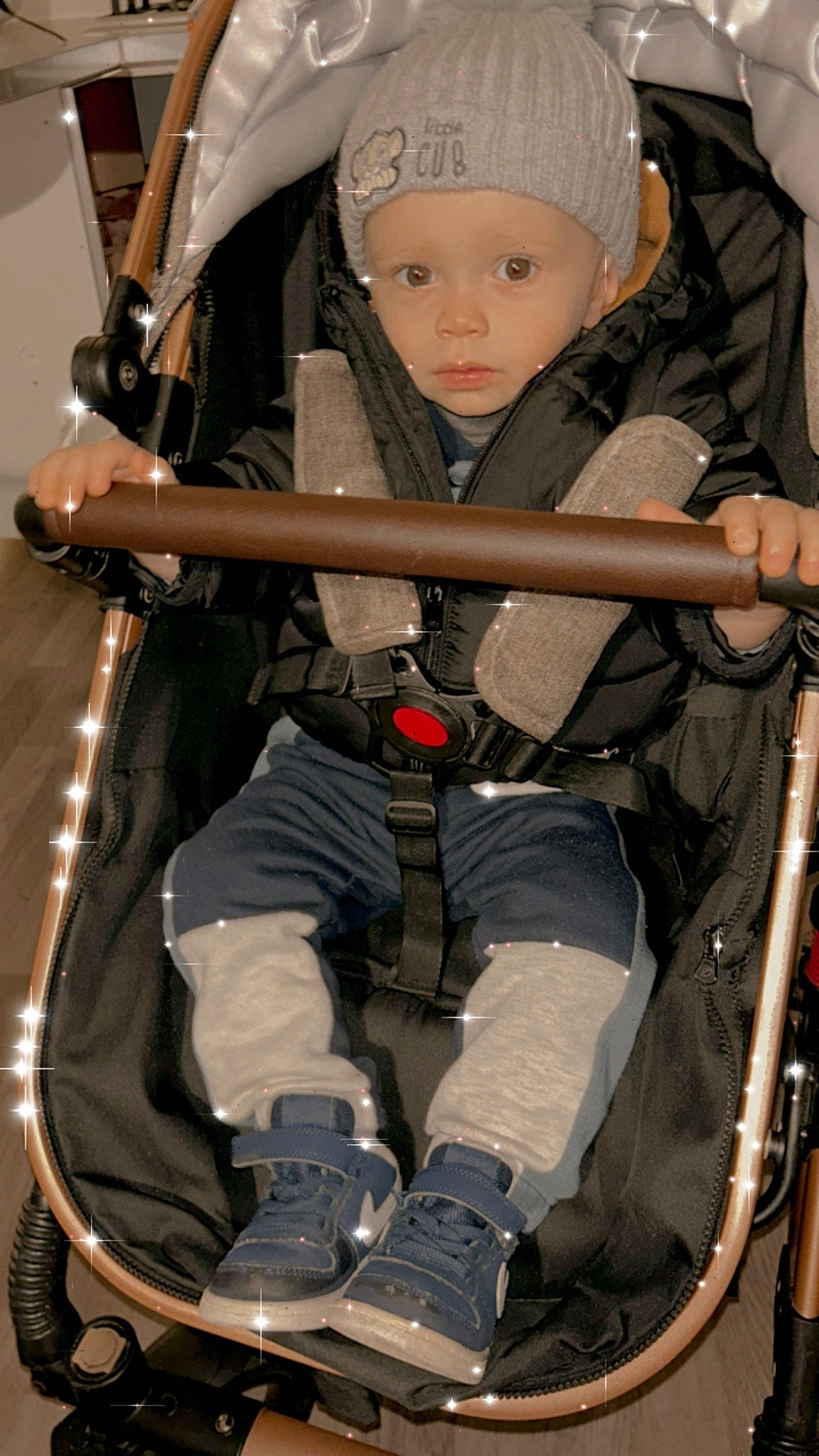 Kevin a rejoint le concours — aidez-le/la à gagner de superbes lots ! auto_part, baby, baby_carriage, baby_products, baby_safety, bag, car_seat, child, fun, headwear, helmet, human_leg, leg, motor_vehicle, person, personal_protective_equipment, product, recreation, sitting, snapshot