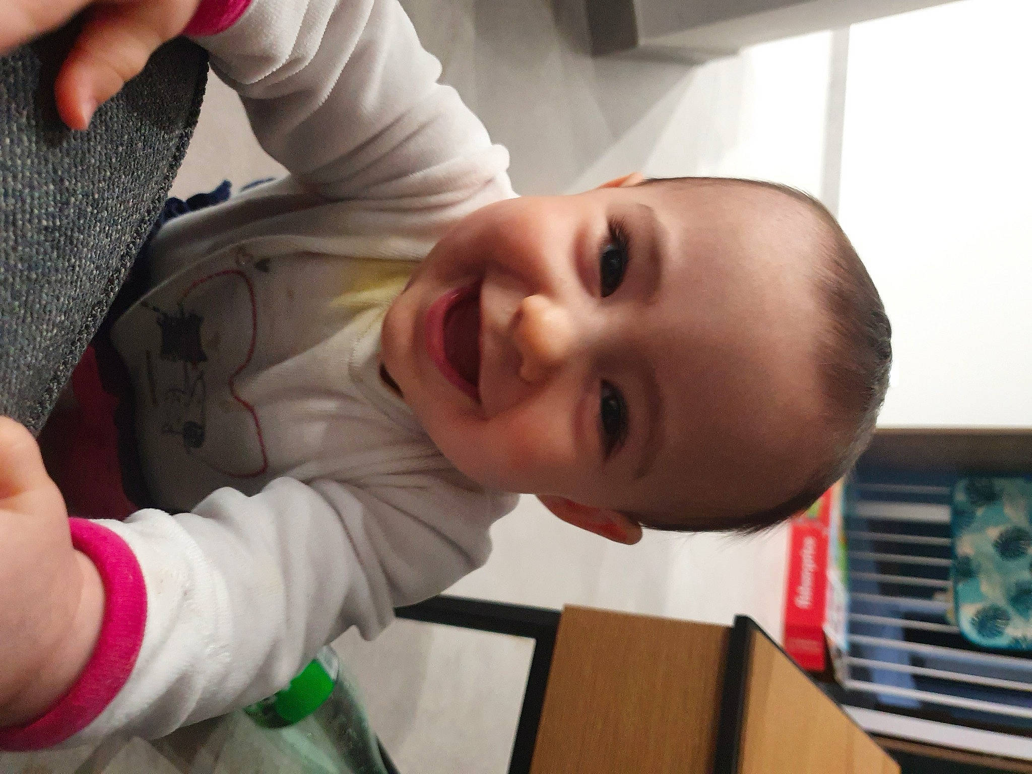 Aérys a rejoint le concours — aidez-le/la à gagner de superbes lots ! arm, baby_toddler_clothing, cheek, ear, eyebrow, finger, gesture, hand, happy, human_body, iris, joy, lip, mouth, neck, nose, person, skin, sleeve, smile