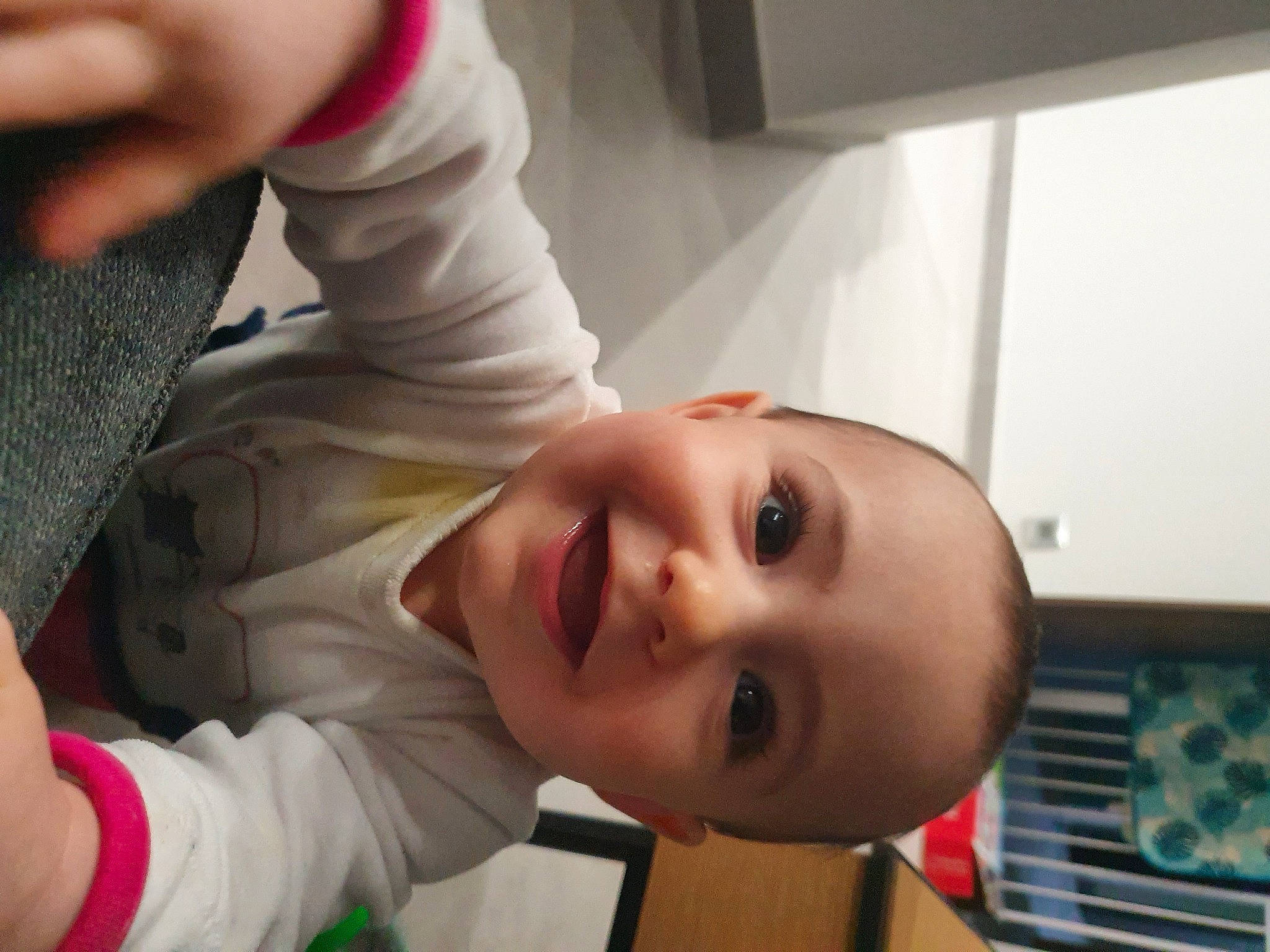 Aérys participe au concours pour gagner de l'argent avec cette photo : arm, baby, cheek, ear, eyebrow, eyelash, face, facial_expression, finger, gesture, hand, happy, iris, joy, lip, mouth, neck, nose, person, skin