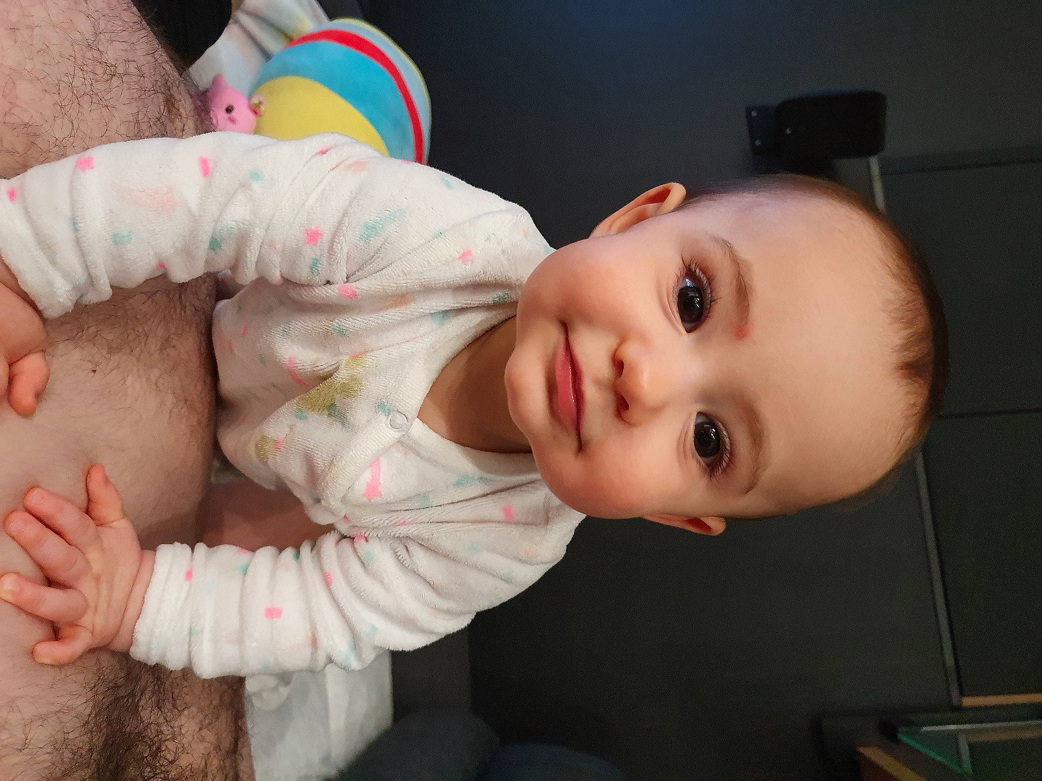 Aérys participe au concours pour gagner de l'argent avec cette photo : baby, baby_toddler_clothing, cheek, eye, face, finger, flash_photography, happy, head, iris, joy, lip, mammal, mouth, nose, organ, person, pink, skin, sleeve