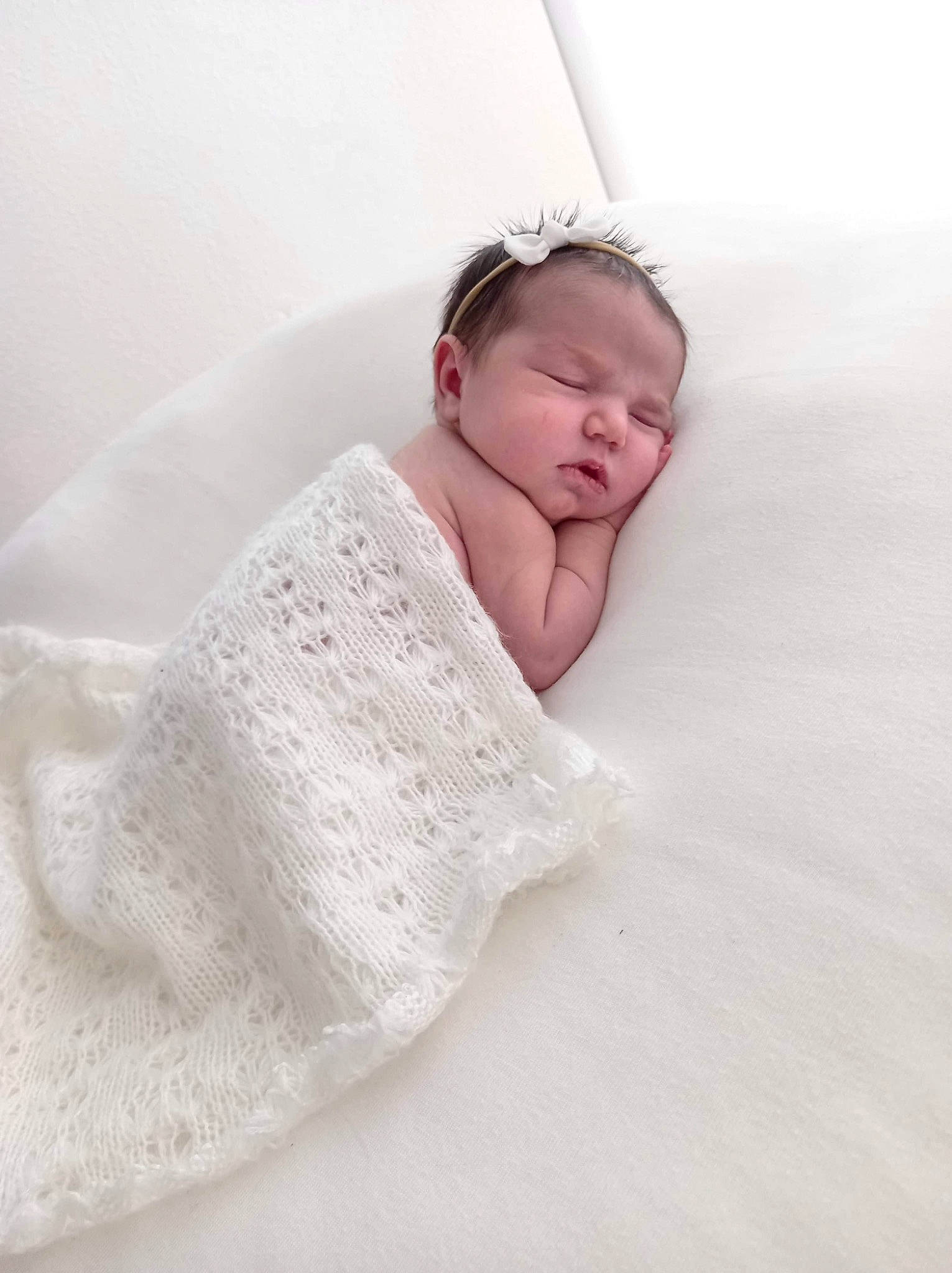 Irys a rejoint le concours — aidez-le/la à gagner de superbes lots ! baby, baby_sleeping, baby_toddler_clothing, bathing, bedding, bridal_accessory, child, comfort, embellishment, fashion_accessory, fur, hair_accessory, headgear, headpiece, linens, neck, person, room, sleeve, toddler