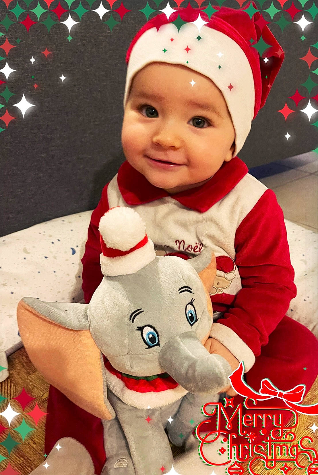 Alba a rejoint le concours — aidez-le/la à gagner de superbes lots ! baby, baby_toddler_clothing, cap, christmas, christmas_decoration, christmas_ornament, event, fun, happy, head, headwear, holiday, human_body, joy, lap, ornament, person, red, santa_claus, sleeve