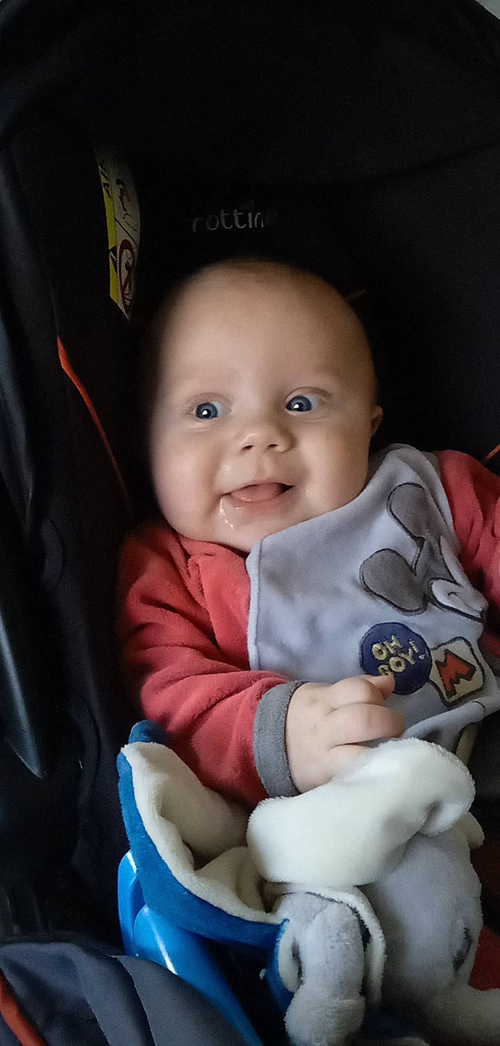 Tylio a rejoint le concours — aidez-le/la à gagner de superbes lots ! baby, baby_carriage, baby_in_car_seat, baby_toddler_clothing, cheek, child, chin, comfort, eye, eyebrow, flash_photography, happy, iris, lip, nose, person, product, skin, sleeve, smile