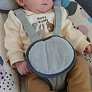 Lynao a rejoint le concours — aidez-le/la à gagner de superbes lots ! baby, infant, child, baby_seat, straps, clothing, sweater, pants, socks, face, head, eyes, ears, hands, cushion, patterned_fabric, indoor, floor_tiles, cute, portrait