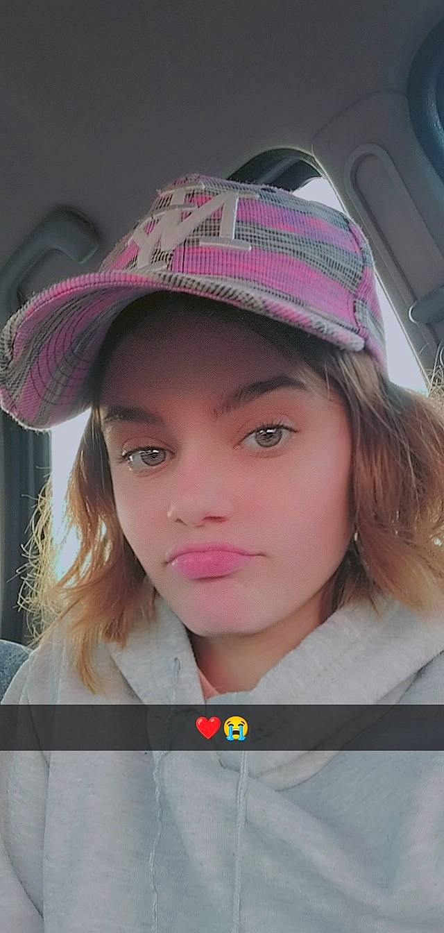 Melyssa participe au concours pour gagner de l'argent avec cette photo : cap, chin, cool, eyebrow, eyelash, face, facial_expression, fashion, hat, headgear, lip, lipstick, long_hair, magenta, nose, person, pink, skin, smile, street_fashion