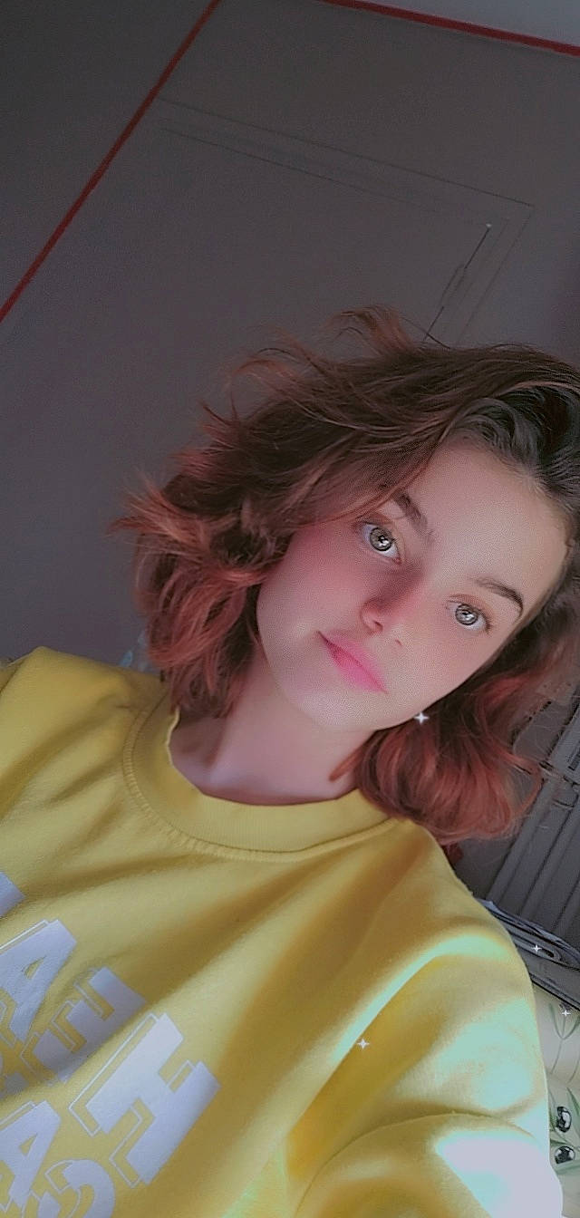 Melyssa a rejoint le concours — aidez-le/la à gagner de superbes lots ! bangs, black_hair, blond, brown_hair, cheek, cool, eyelash, flash_photography, forehead, iris, jaw, layered_hair, lip, long_hair, mouth, neck, nose, person, selfie, shoulder