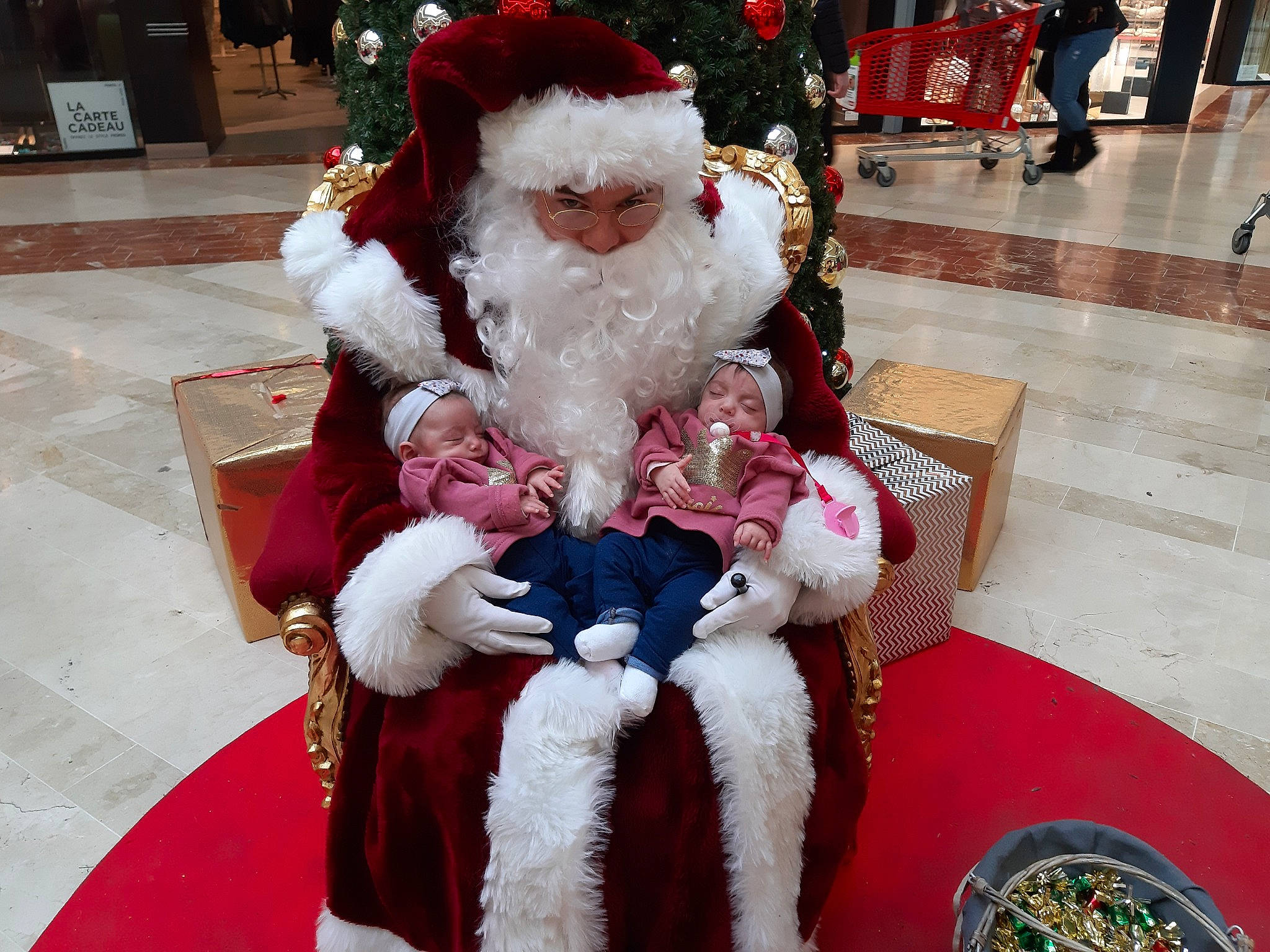 Victória E Leonor Gémeas a rejoint le concours — aidez-le/la à gagner de superbes lots ! beard, christmas, fictional_character, fur, holiday, lap, person, santa_claus