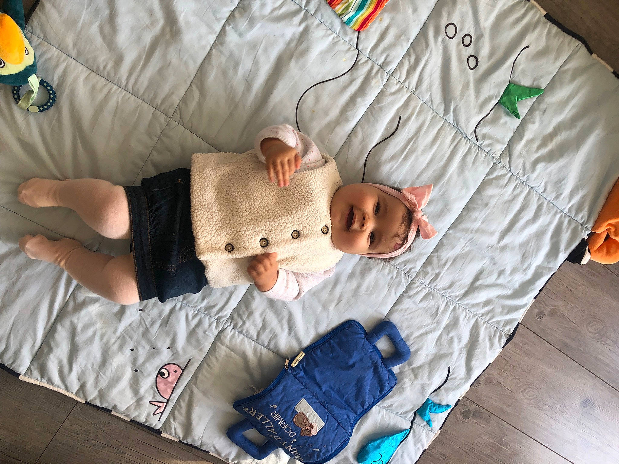 Louise participe au concours pour gagner de l'argent avec cette photo : baby, baby_products, baby_safety, baby_sleeping, baby_toddler_clothing, child, comfort, elbow, gesture, hand, hardwood, headwear, infant_bed, linens, nap, pattern, person, room, skin, sleeve