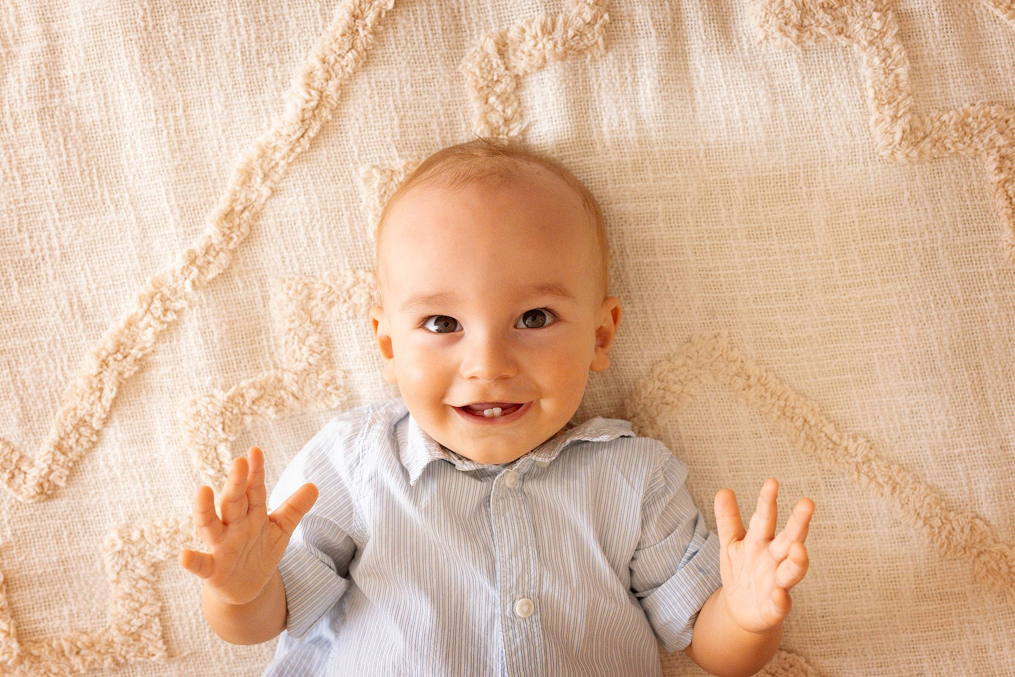 Markus participe au concours pour gagner de l'argent avec cette photo : baby, baby_toddler_clothing, cheek, chin, eye, finger, flash_photography, gesture, hand, happy, head, iris, joy, lip, nose, person, skin, sleeve, smile, standing