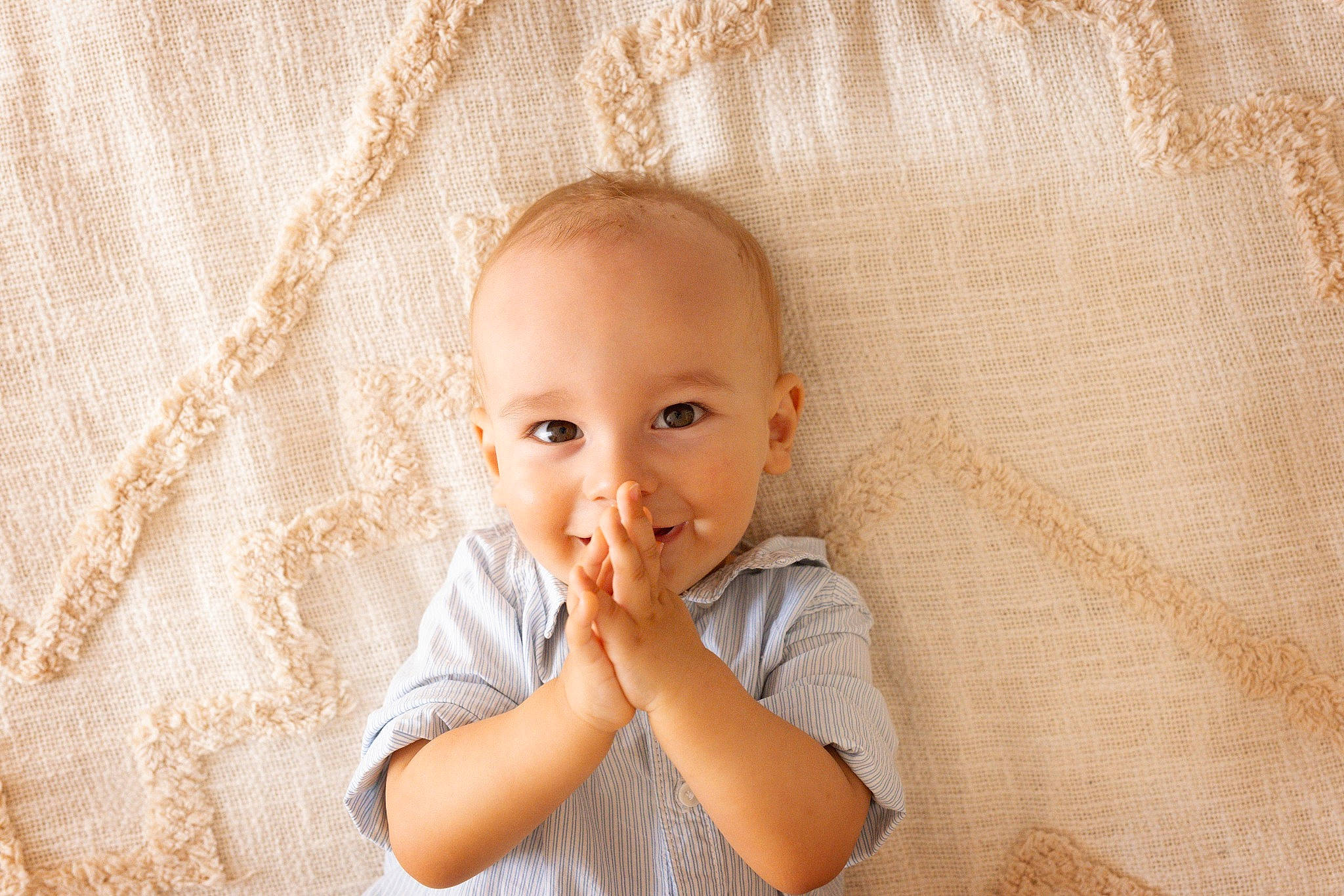 Markus a rejoint le concours — aidez-le/la à gagner de superbes lots ! baby, baby_toddler_clothing, cheek, child, chin, eye, eyelash, finger, flash_photography, flooring, fun, gesture, grass, happy, iris, joy, nose, person, skin, smile