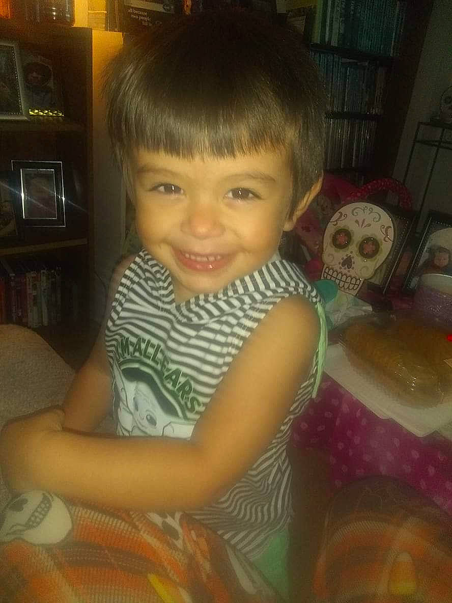 Edy is registered to the contest to win money with this photo: bangs, black_hair, bookcase, cheek, child, cloud, cool, eye, eyelash, fun, happy, iris, joy, mammal, nose, person, room, shelf, sitting, skin