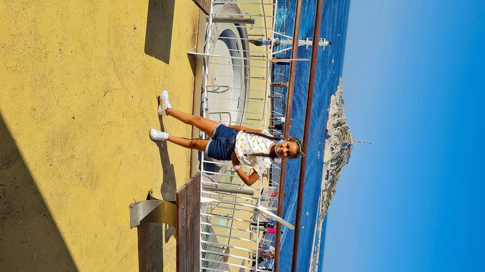 Mayssam a rejoint le concours — aidez-le/la à gagner de superbes lots ! adventure, blue, building, climbing_harness, elbow, electric_blue, facade, fun, individual_sports, joy, leisure, person, recreation, rock_climbing_equipment, rope, shorts, sky, smile, sport_climbing, sports