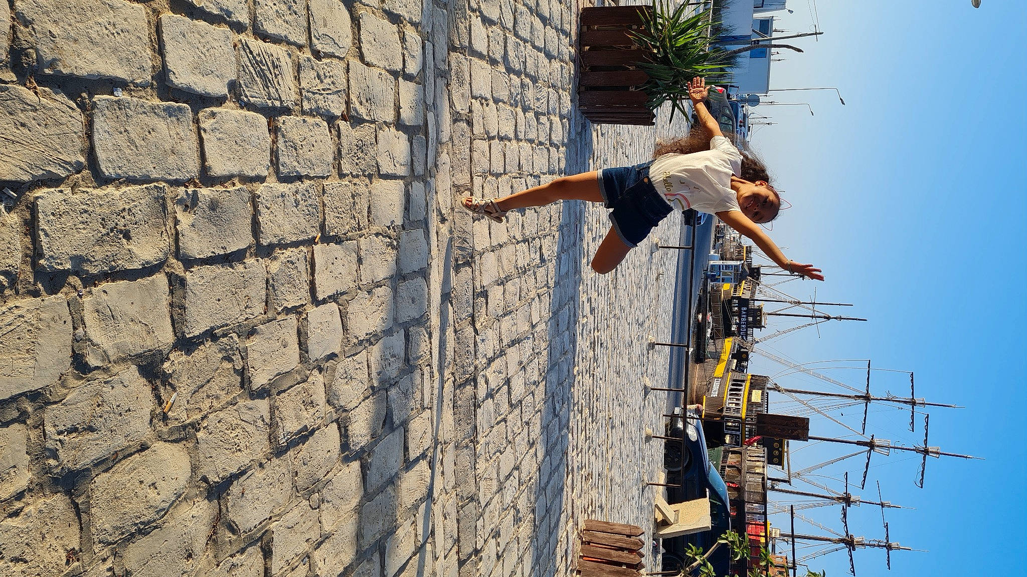 Mayssam a rejoint le concours — aidez-le/la à gagner de superbes lots ! adventure, blue, brick, brickwork, composite_material, electrical_supply, electrical_wiring, electricity, facade, fun, leisure, line, overhead_power_line, person, photograph, plant, public_utility, recreation, sky, wire