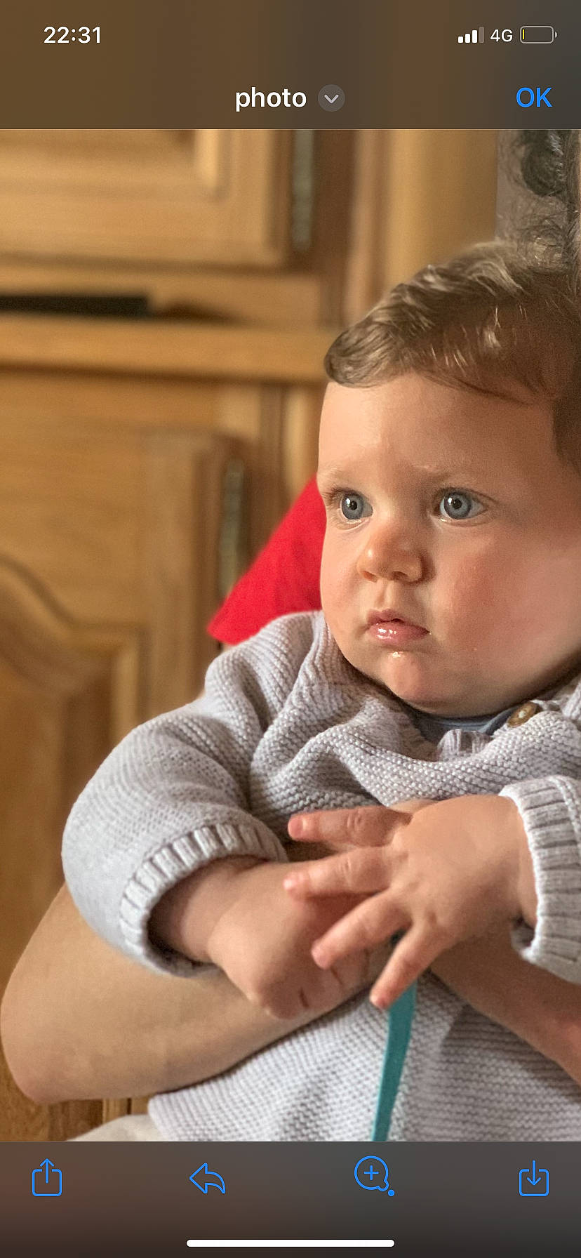 Camille participe au concours pour gagner de l'argent avec cette photo : baby, baby_toddler_clothing, cheek, child, comfort, elbow, finger, flooring, fun, gesture, hand, happy, iris, nail, person, room, sitting, thumb, toddler, tree