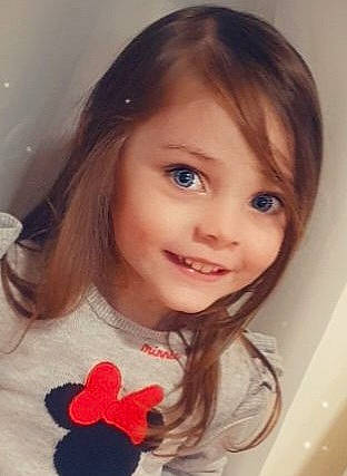 Tyana a rejoint le concours — aidez-le/la à gagner de superbes lots ! bangs, cheek, chin, cool, eye, eyebrow, eyelash, facial_expression, forehead, hair, happy, iris, jaw, joy, lip, neck, nose, person, skin, sleeve