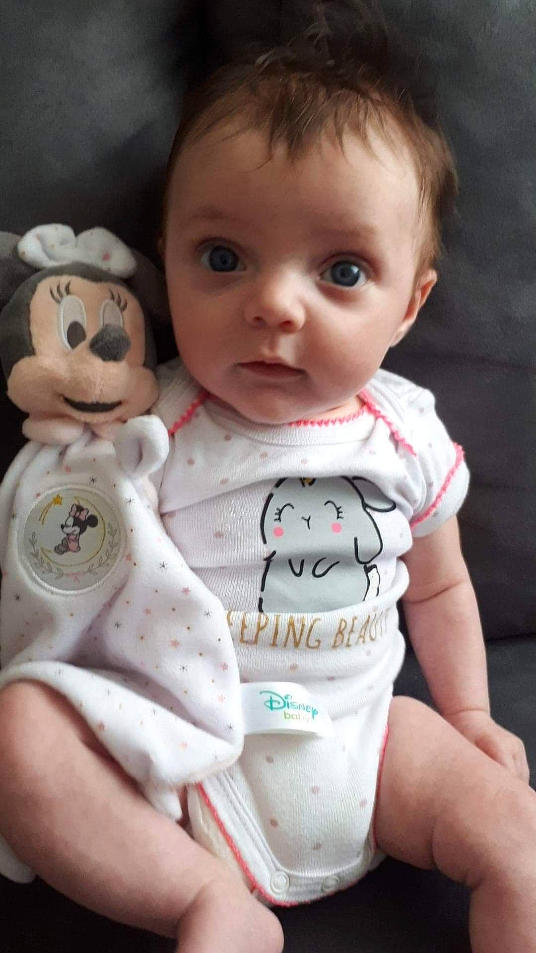 Tyana a rejoint le concours — aidez-le/la à gagner de superbes lots ! baby, baby_toddler_clothing, cheek, child, dress, eyelash, happy, head, human_body, iris, lip, mammal, mouth, nose, person, product, sitting, skin, sleeve, toddler